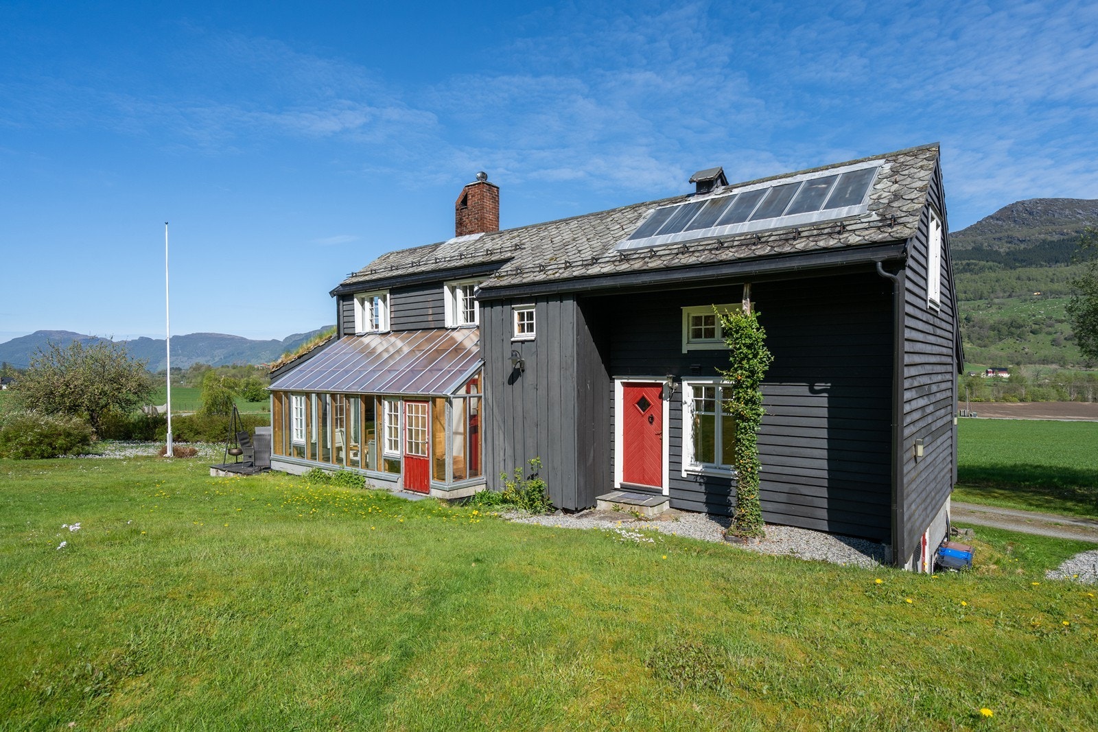 Arkitekttegnet våningshus fra 1998 og flere bygninger på eiendommen Galleribilde