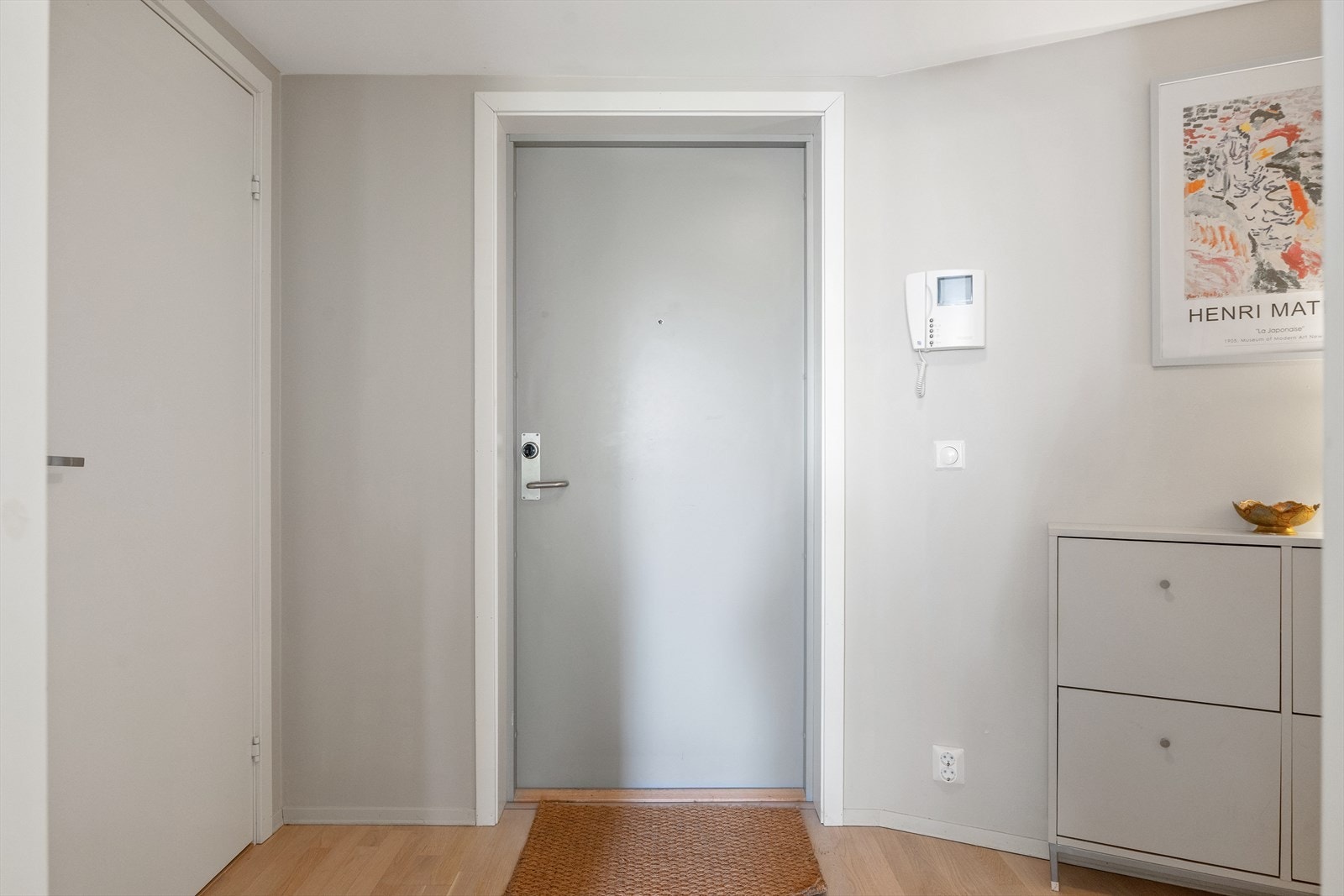 Leiligheten har en innbydende entré som gir et godt førsteinntrykk, samt callinganlegg for enkel adgangskontroll. Galleribilde
