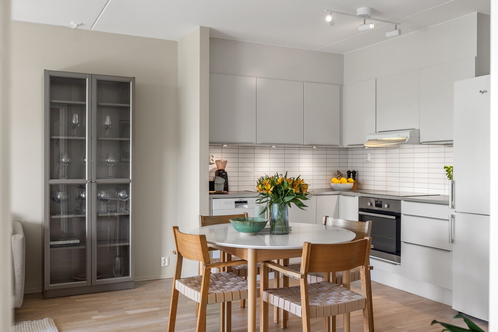 Stilrent kjøkken med god skap- og benkeplass. Galleribilde