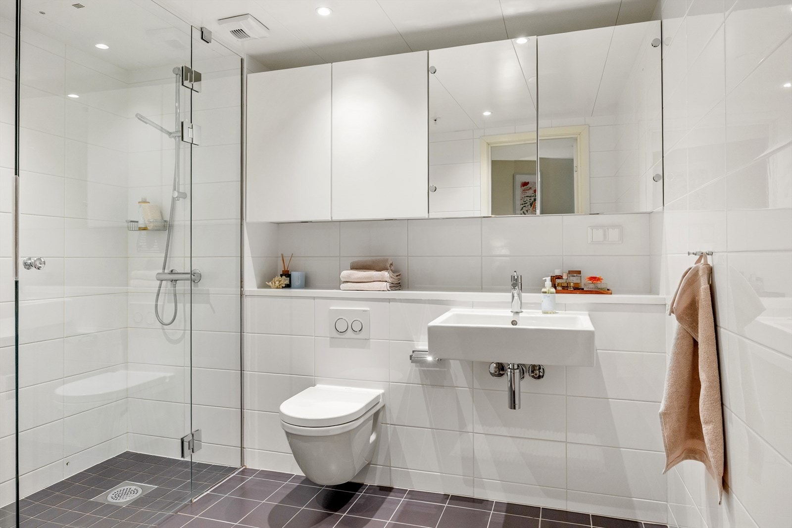 Delikat, flislagt baderom med downlights i himlingen og behagelig, elektrisk gulvvarme. Galleribilde