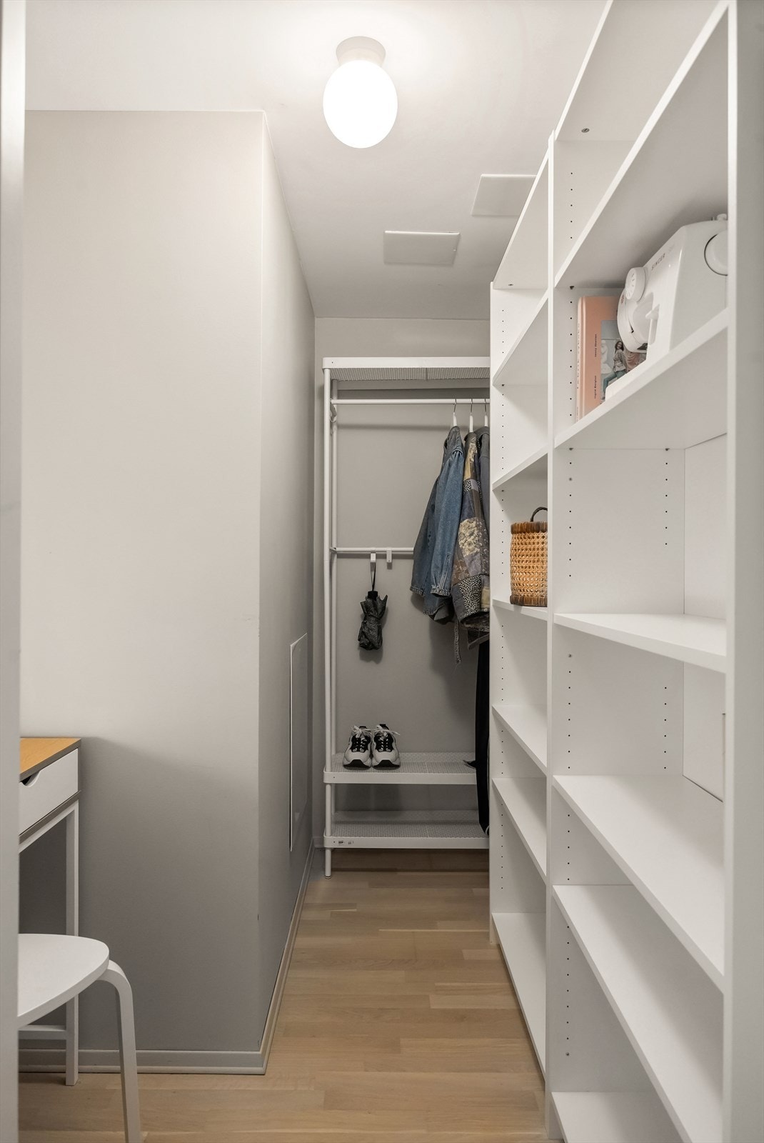 Denne boden gjør det enkelt å holde boligen ryddig og organisert, samtidig som du har lett tilgang til alt du trenger. Galleribilde