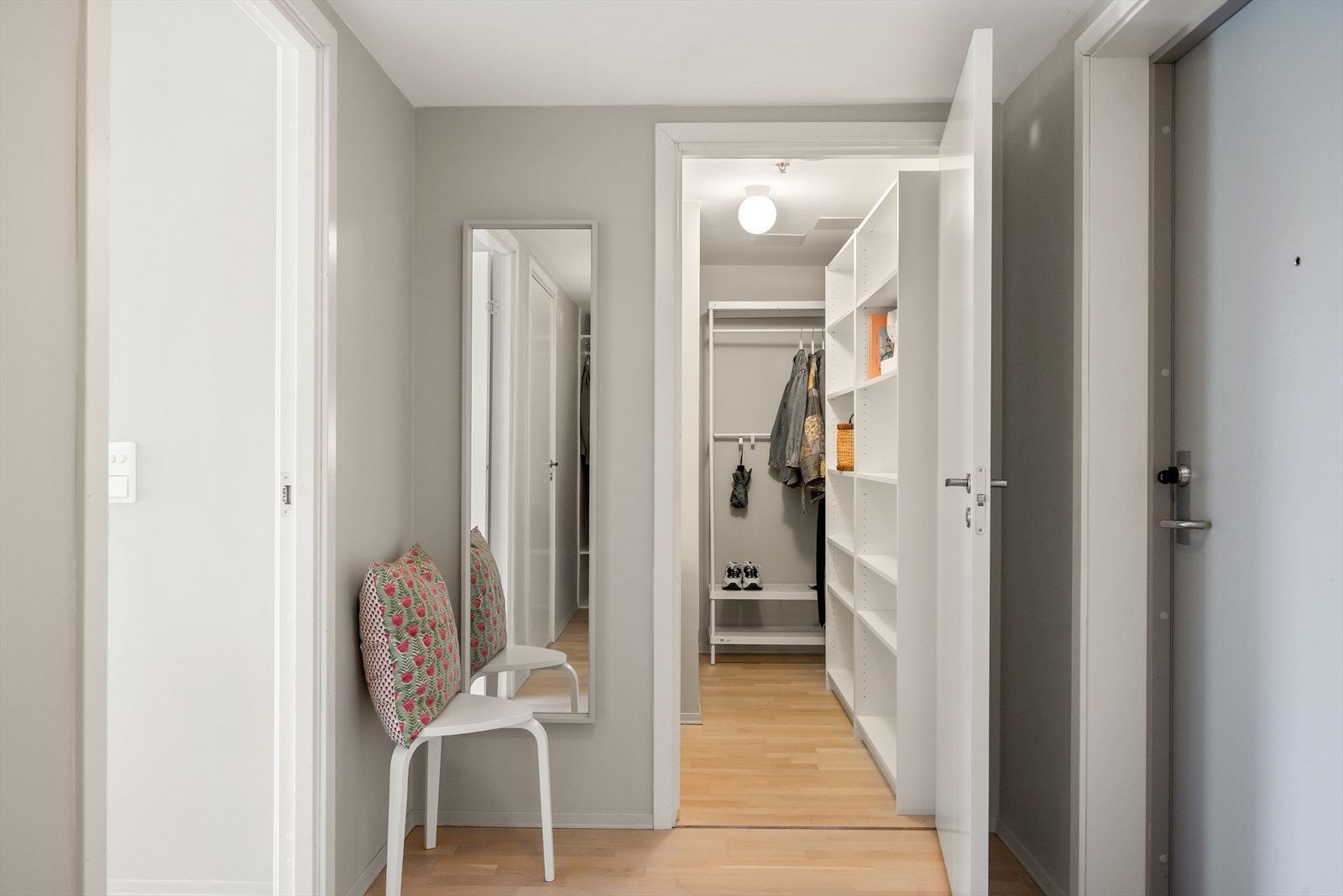 Leiligheten har en praktisk innvendig bod med god plass til klær, sko og annet utstyr. Galleribilde