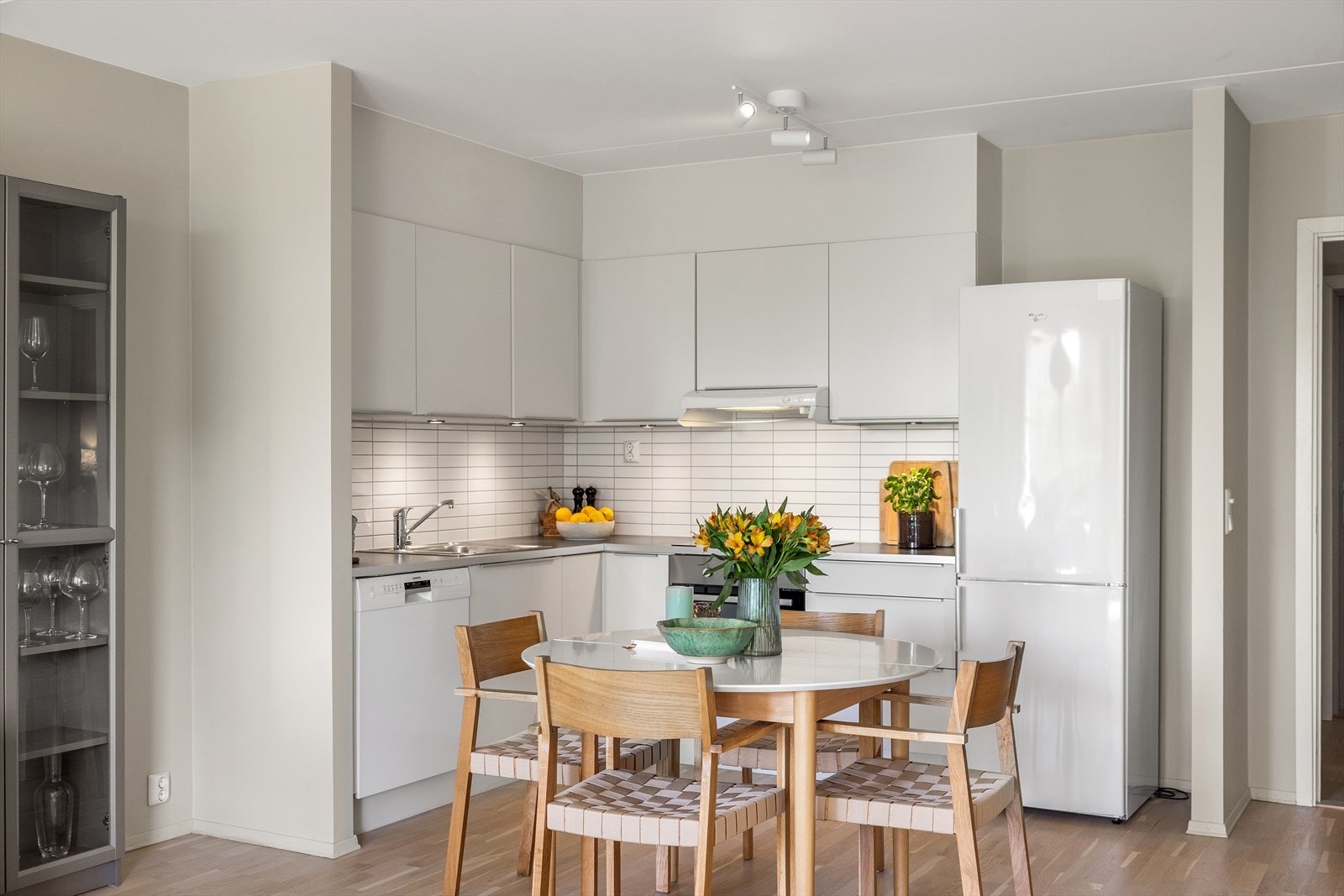 Kjøkkenet har en åpen løsning mot stuen, noe som bidrar til en luftig romfølelse og en sosial atmosfære. Galleribilde