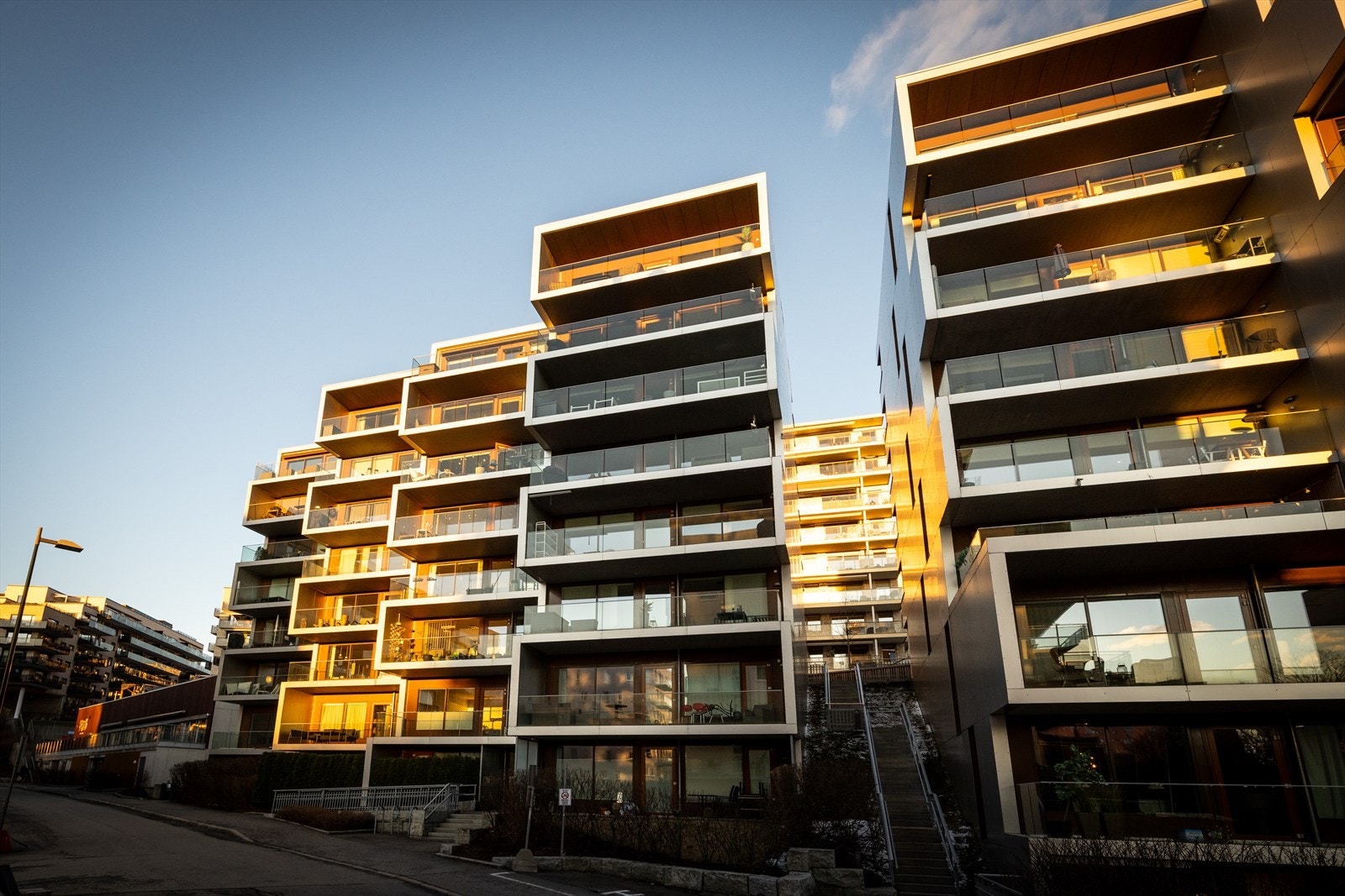 Bygget er tegnet av de prisbelønte Lund og Slaatto Arkitekter og har et unikt, særpreget design som kombinerer moderne arkitektur med funksjonelle løsninger. Gjennomtenkte detaljer og kvalitetsmaterialer gir bygget et eksklusivt uttrykk. Galleribilde