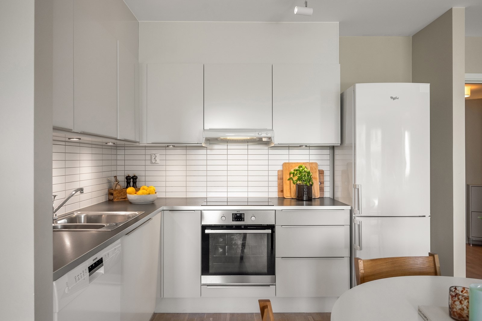 Kjøkkenet har integrerte hvitevarer som stekeovn og platetopp - stekeovnen er ny fra 2024. Galleribilde