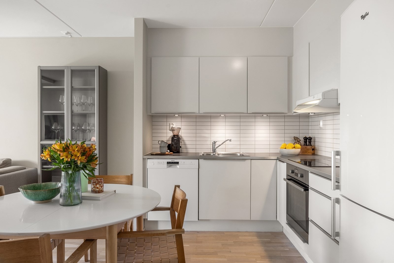 Ved kjøkkenet er det også plass til et hyggelig spisebord, perfekt for både hverdagsmåltider og små sammenkomster. Galleribilde