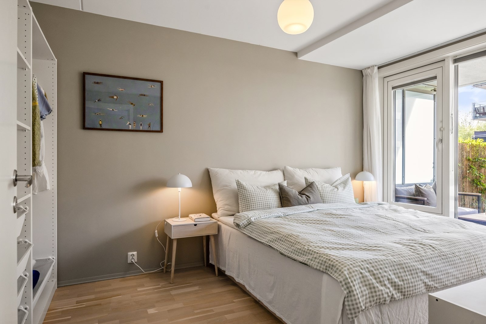 Soverommet er romslig, med plass til dobbeltseng, nattbord og tilhørende møbler. Galleribilde