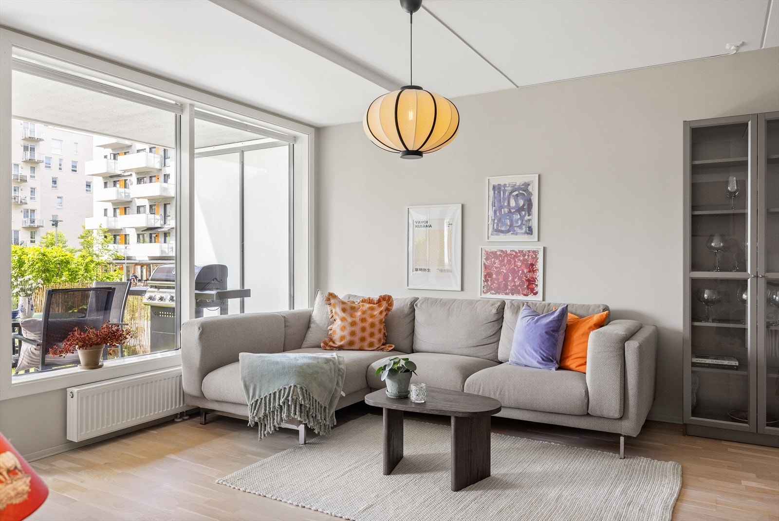 Stuen er lys og luftig med store vindusflater som sørger for rikelig med innslipp av naturlig lys. Galleribilde