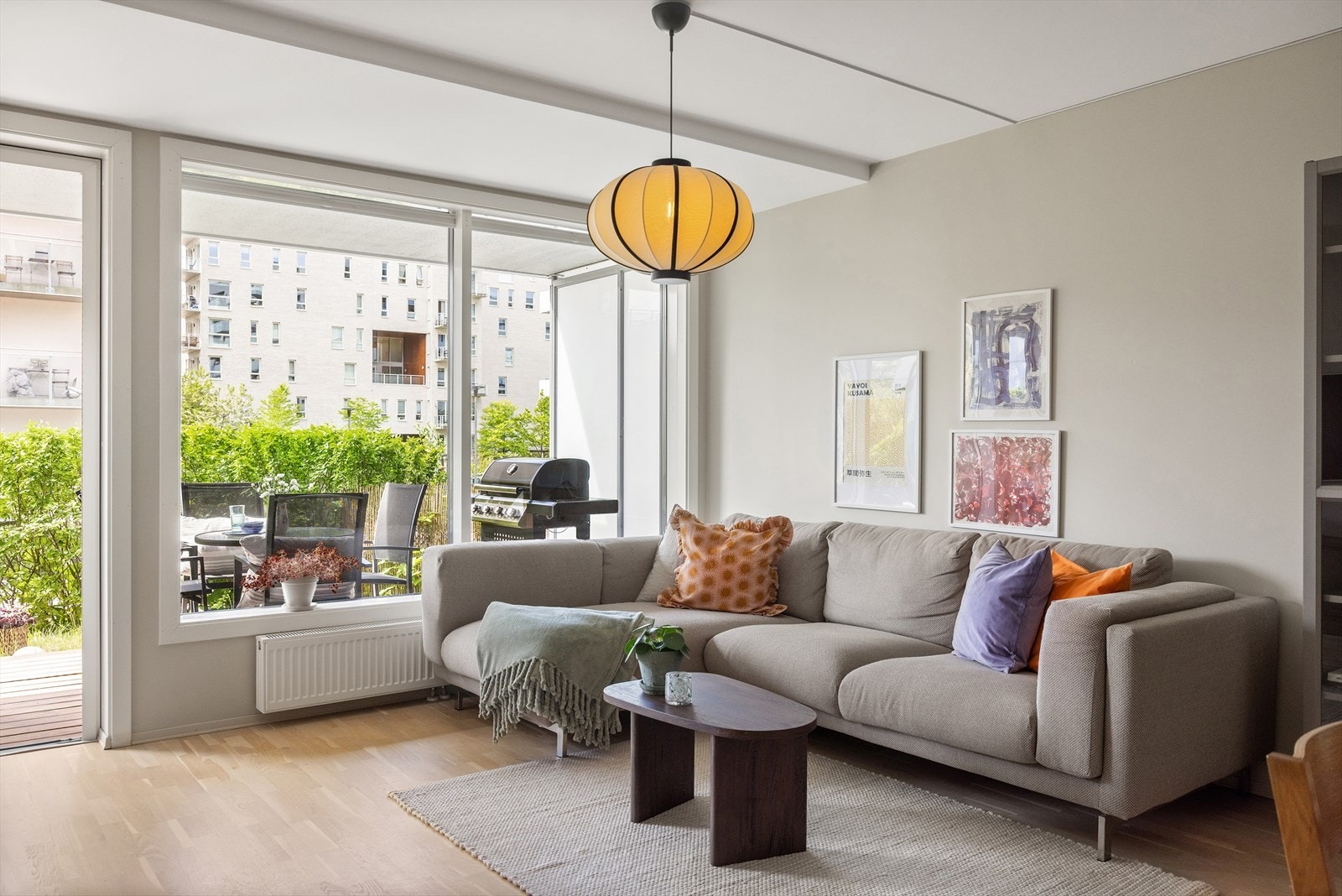 Planløsningen åpner opp for flere møbleringsmuligheter med god plass til sofagruppe, TV-møbler og spisebord med tilhørende stoler. Galleribilde