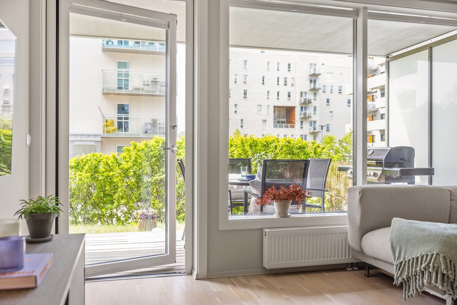 Fra stuen er det direkte utgang til en flott markterrasse - perfekt for avslapning og sosiale sammenkomster. Galleribilde