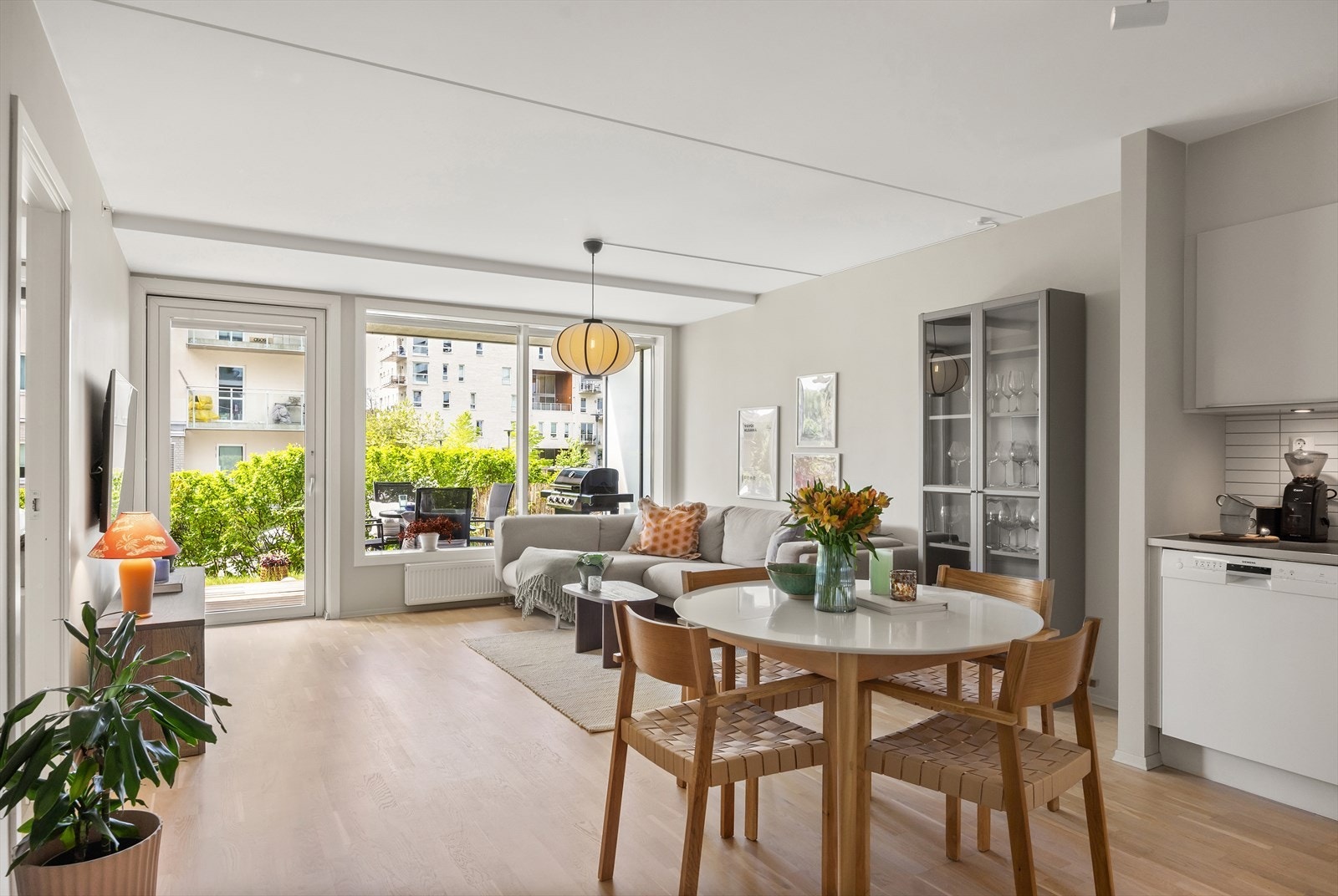 Gulvet er belagt med flott parkett som ble lakkert og slipt i 2023, og overflatene er malt i delikate og moderne fargetoner. Galleribilde