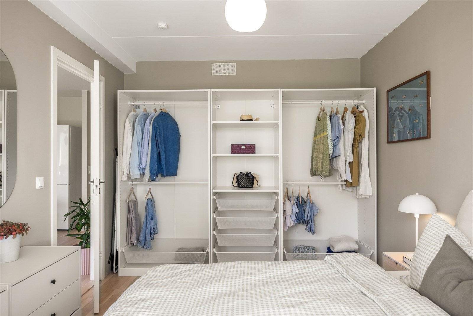 Rommet har også god oppbevaringsplass i et romslig, åpent garderobeskap. Galleribilde