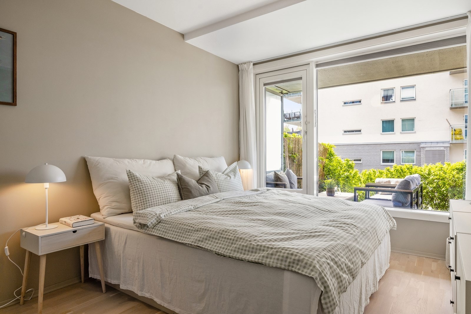 De lune fargevalgene på veggene, sammen med store vindusflater, skaper en lys og behagelig atmosfære. Galleribilde