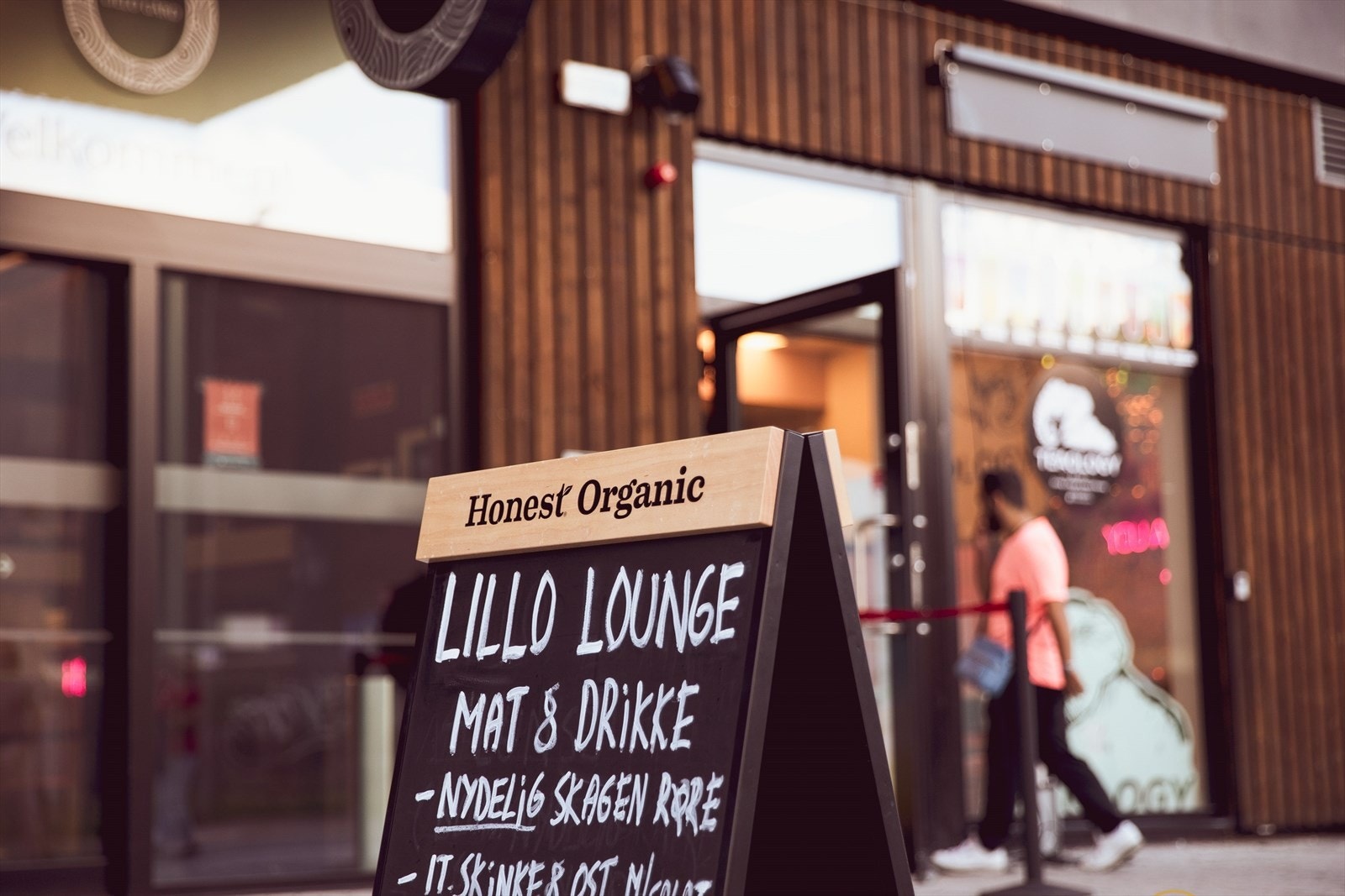 Lillo Gård ligger i gangavstad fra boligen. Her er det flere restaurant- og servicetilbud. Galleribilde