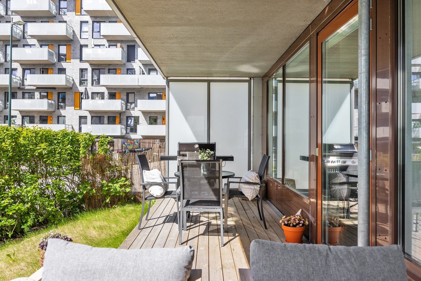 Her kan man nyte rolige morgenstunder med kaffekoppen eller sosiale ettermiddager omgitt av blomster, planter og behagelig grøntareal. Galleribilde