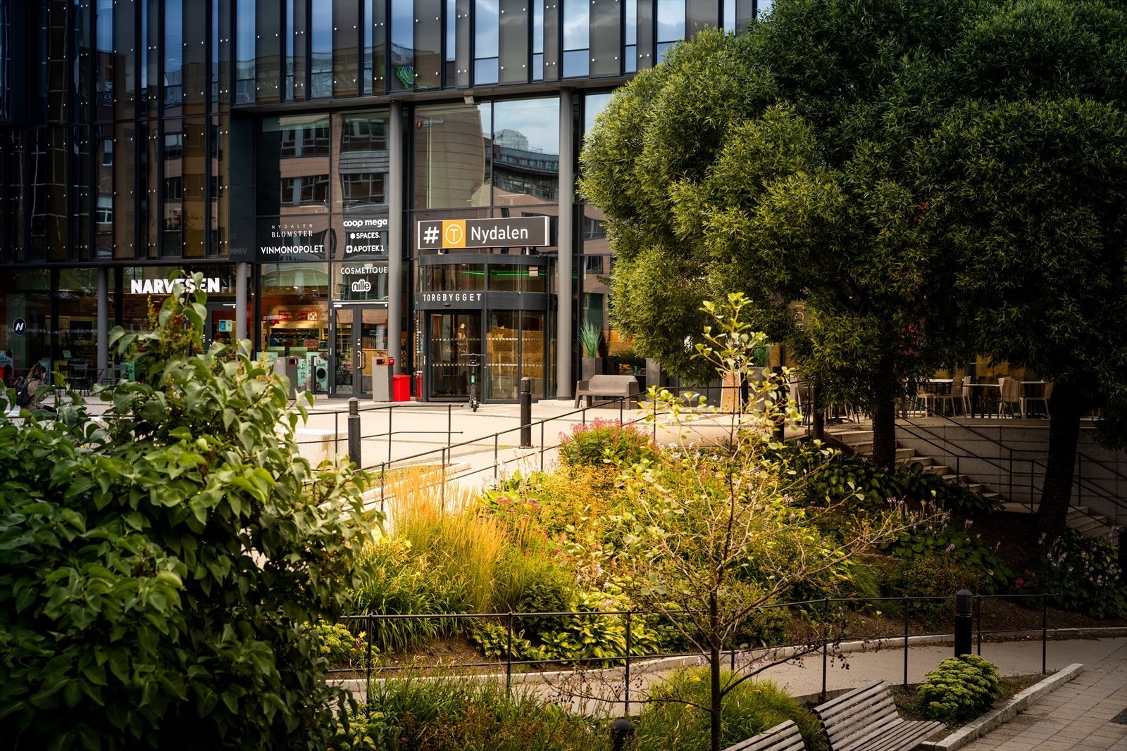 Nydalen er et knutepunkt for kollektiv transport, og man kan velge mellom trikk, buss, T-bane, flybuss eller tog, alt innenfor få minutters gangavstand. Med hyppige avganger og linjer i alle retninger kommer man seg enkelt dit man skal. Galleribilde