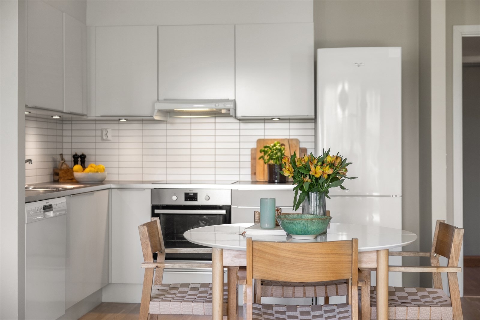 Innredet med slette fronter, laminat benkeplate og integrert oppvaskkum med ettgreps blandebatteri. Galleribilde