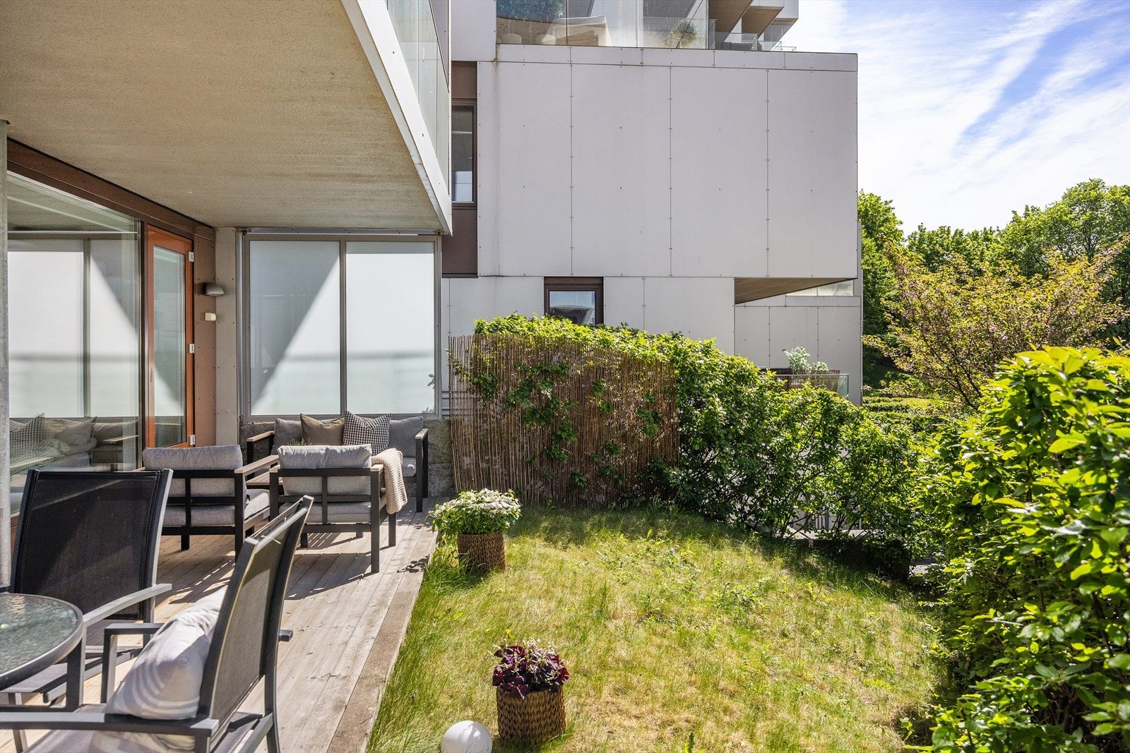 Privat og koselig hage - en grønn oase for avslapning og hyggelige stunder. Galleribilde