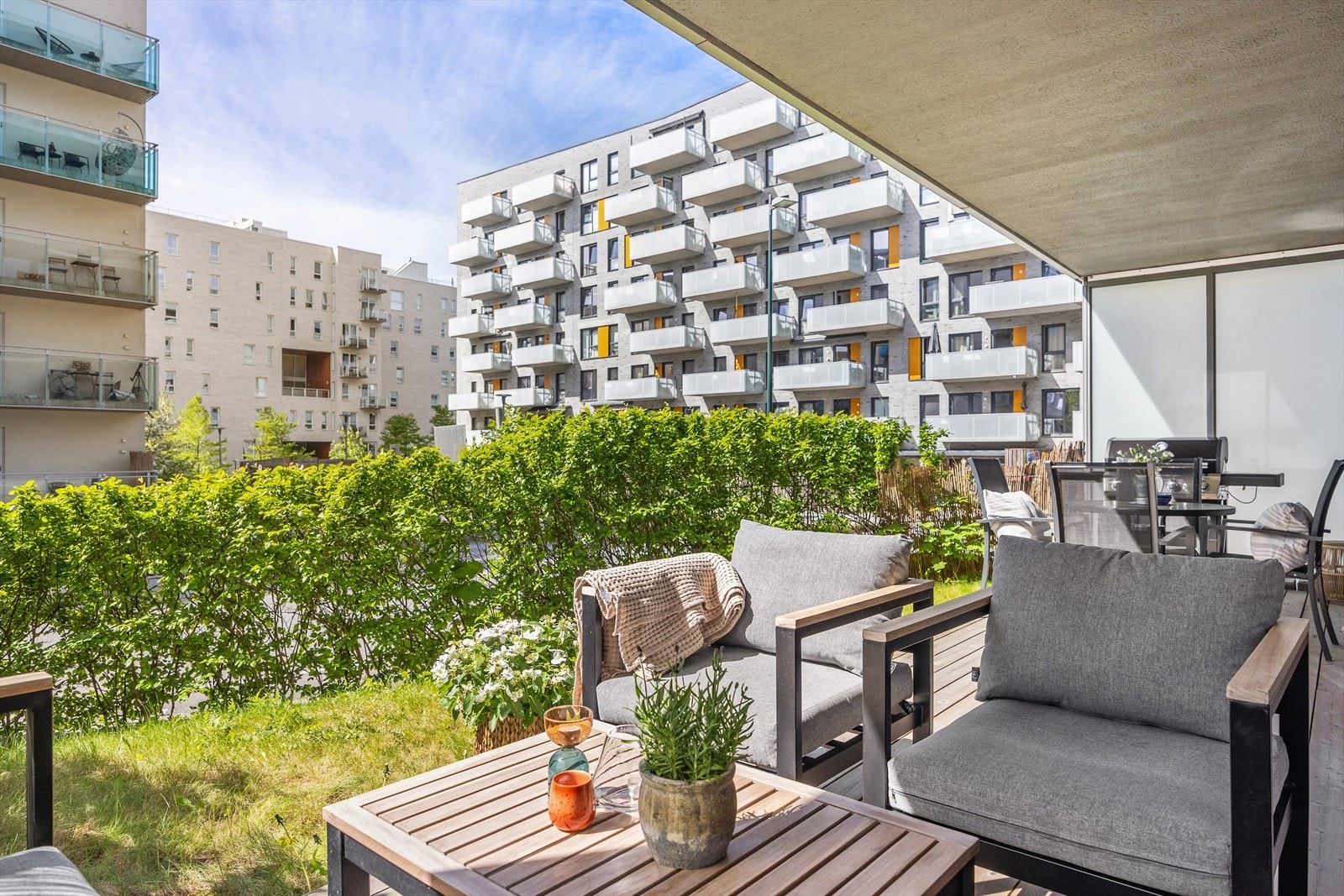 Her kan du enkelt skape en koselig uteoase med utemøbler, beplantning og en gassgrill. Galleribilde