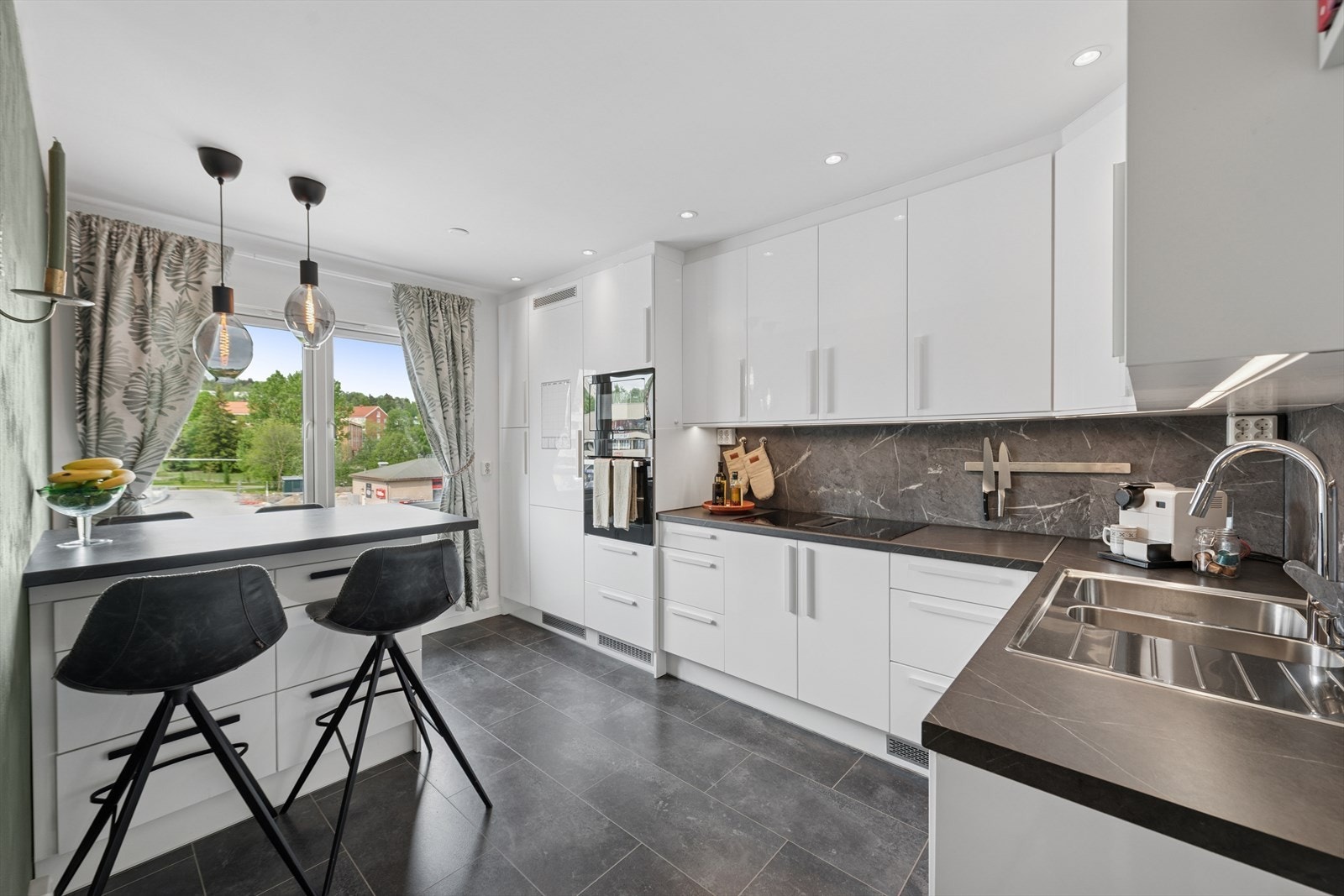 Det er rikelig med skap- og benkeplass, samt en koselig kjøkkenøy midt i rommet. Galleribilde