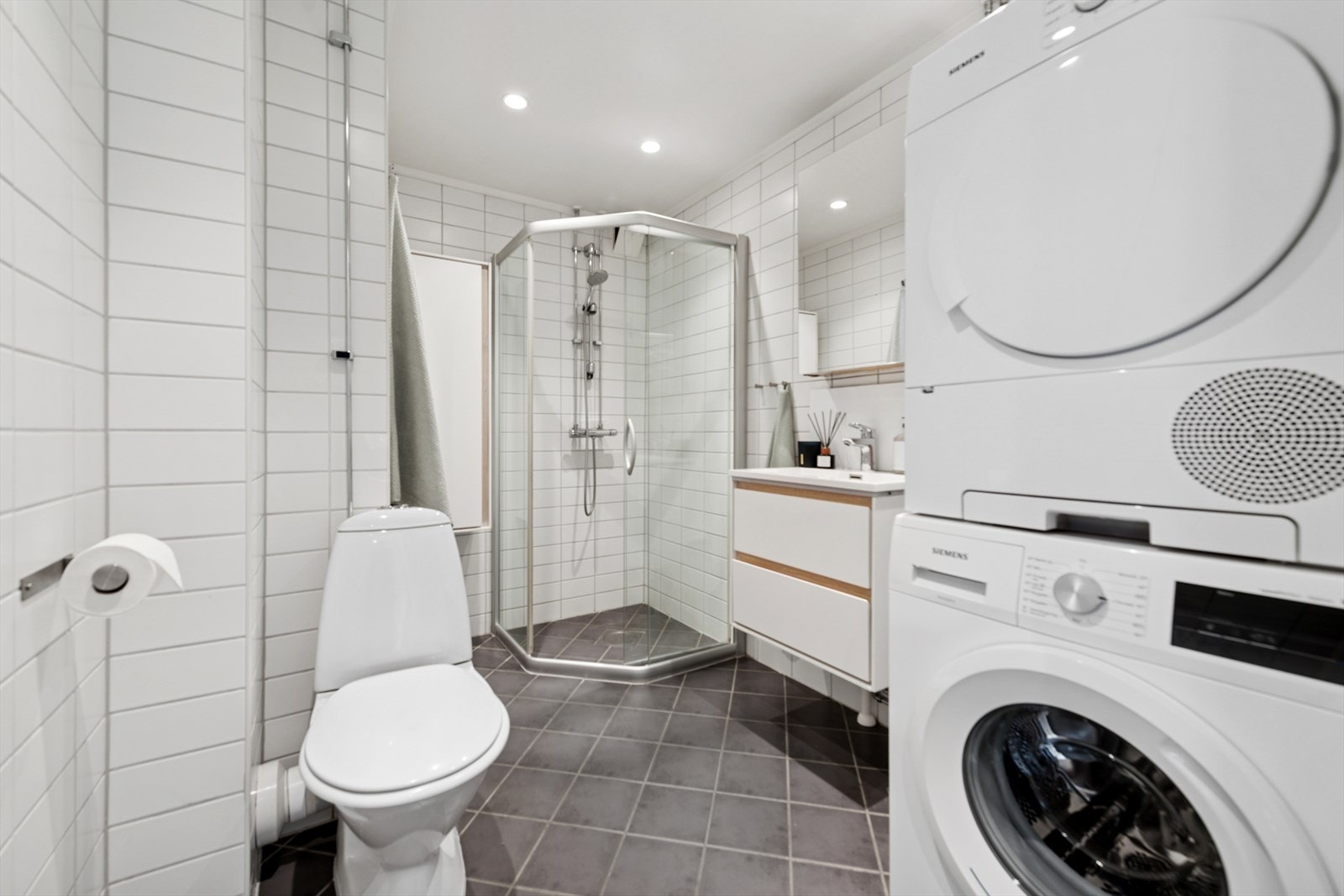 Bad rehabilitert i regi av borettslaget i 2006/2007, ytterligere oppgradert med nye baderomsmøbler i 2018. Galleribilde