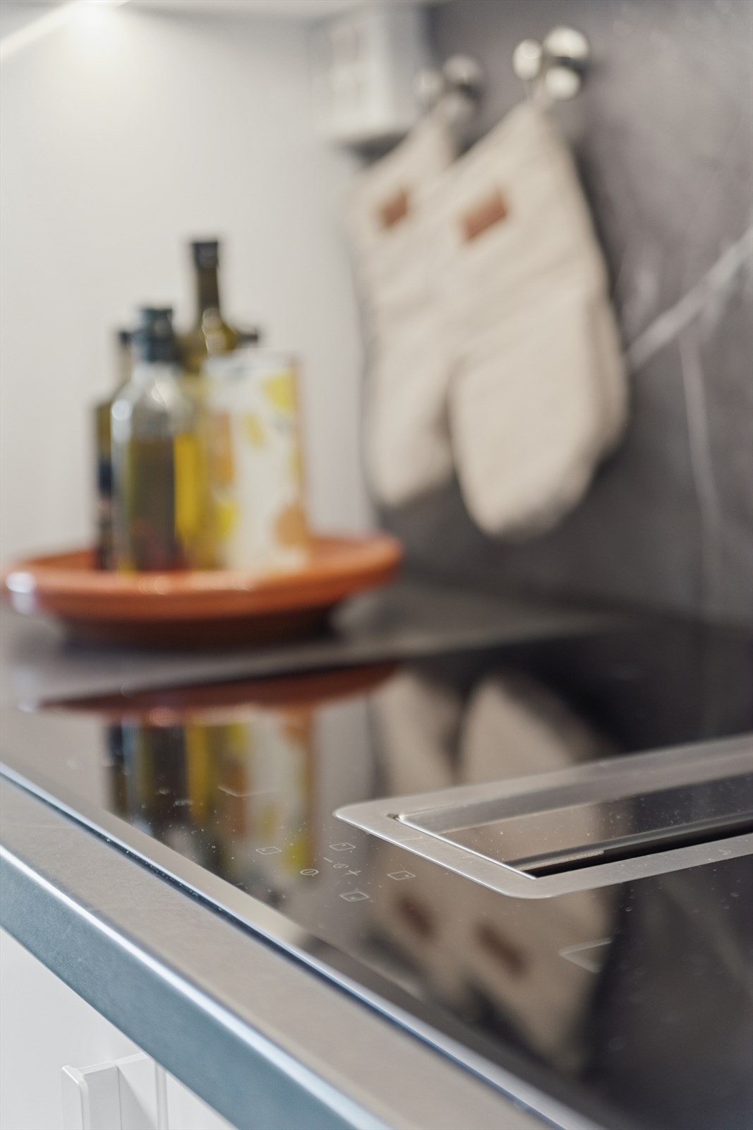 Moderne induksjonstopp med integrert ventilator. Galleribilde