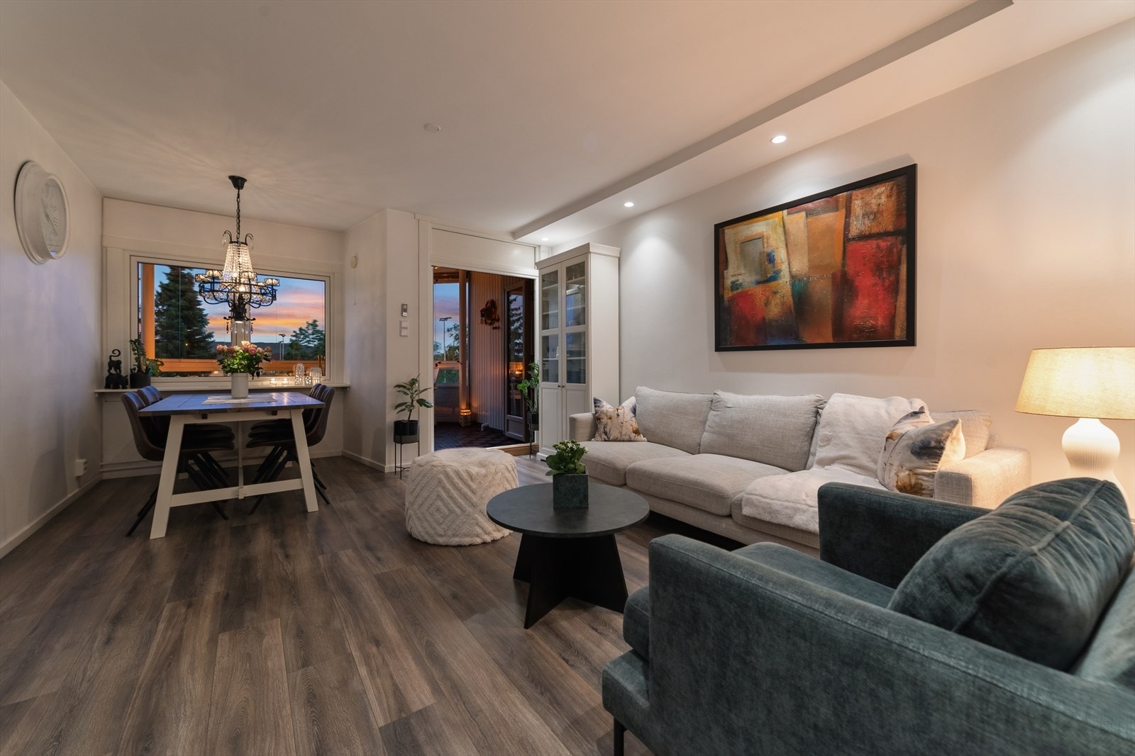 Leiligheten har en gjennomgående planløsning med store vindusflater (2016), som sørger for en lys og luftig atmosfære. Galleribilde