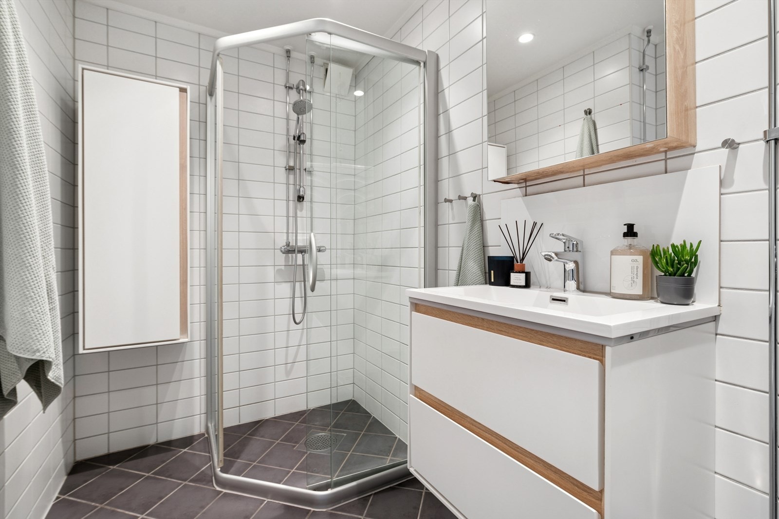 Det er montert opplegg for vaskemaskin, i tillegg har man tilgang til fellesvaskeri gjennom borettslaget (Kalbakken Vaskeri). Galleribilde