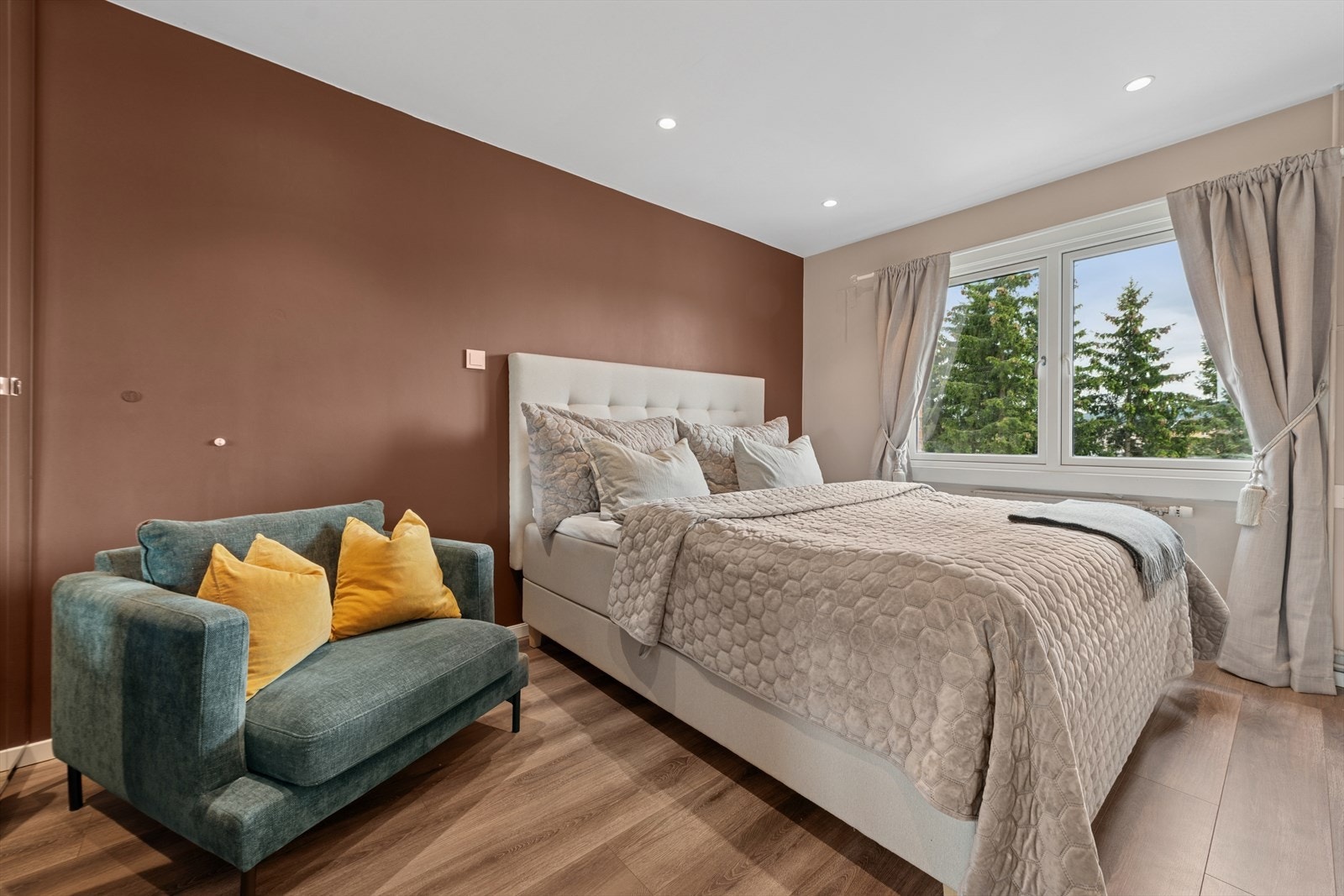 Rommet har delikate overflater med mørk laminat på gulvet og malte overflater. Galleribilde