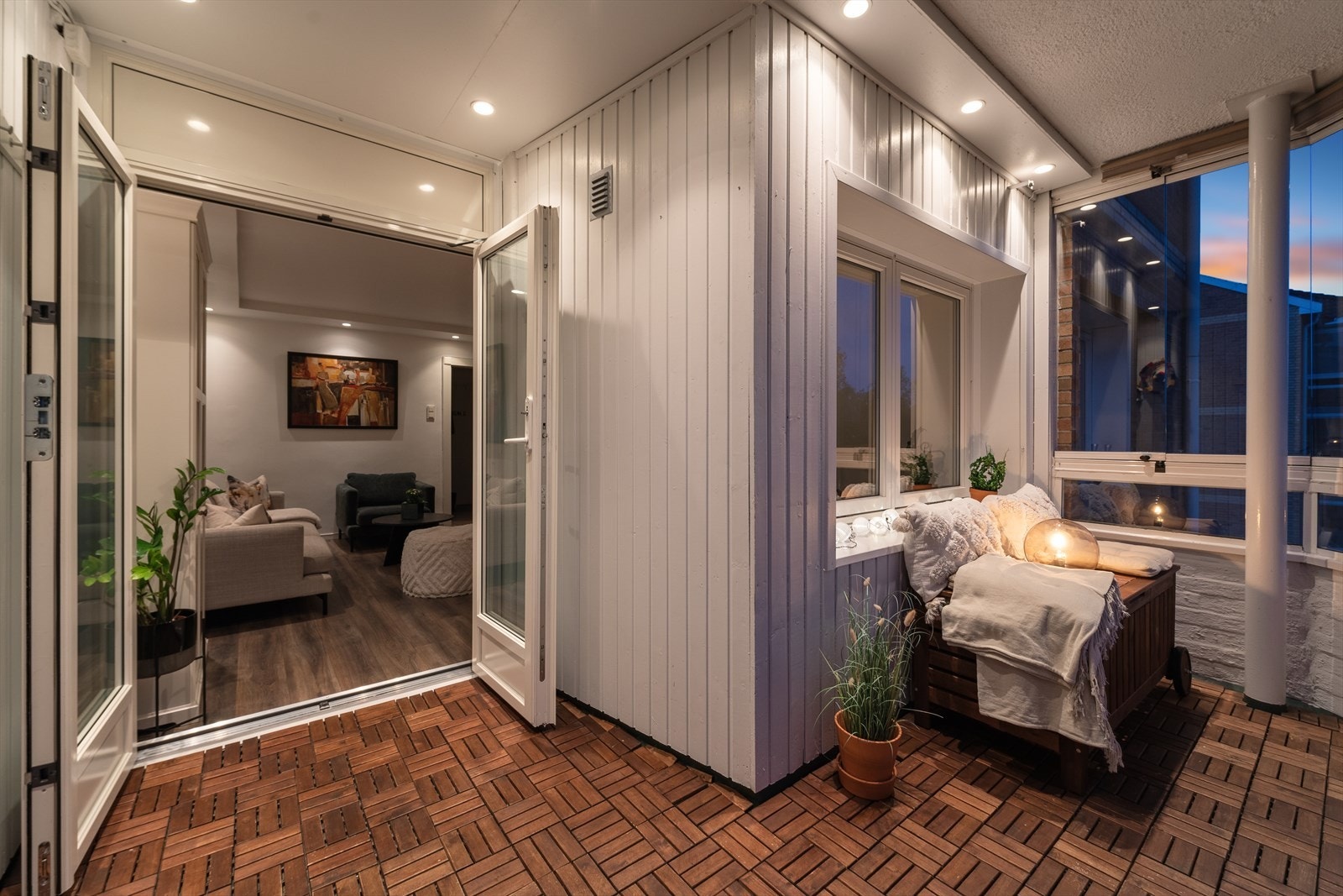 Dette er en lys og moderne 3-roms leilighet med stor balkong, attraktivt beliggende på Kalbakken. Galleribilde