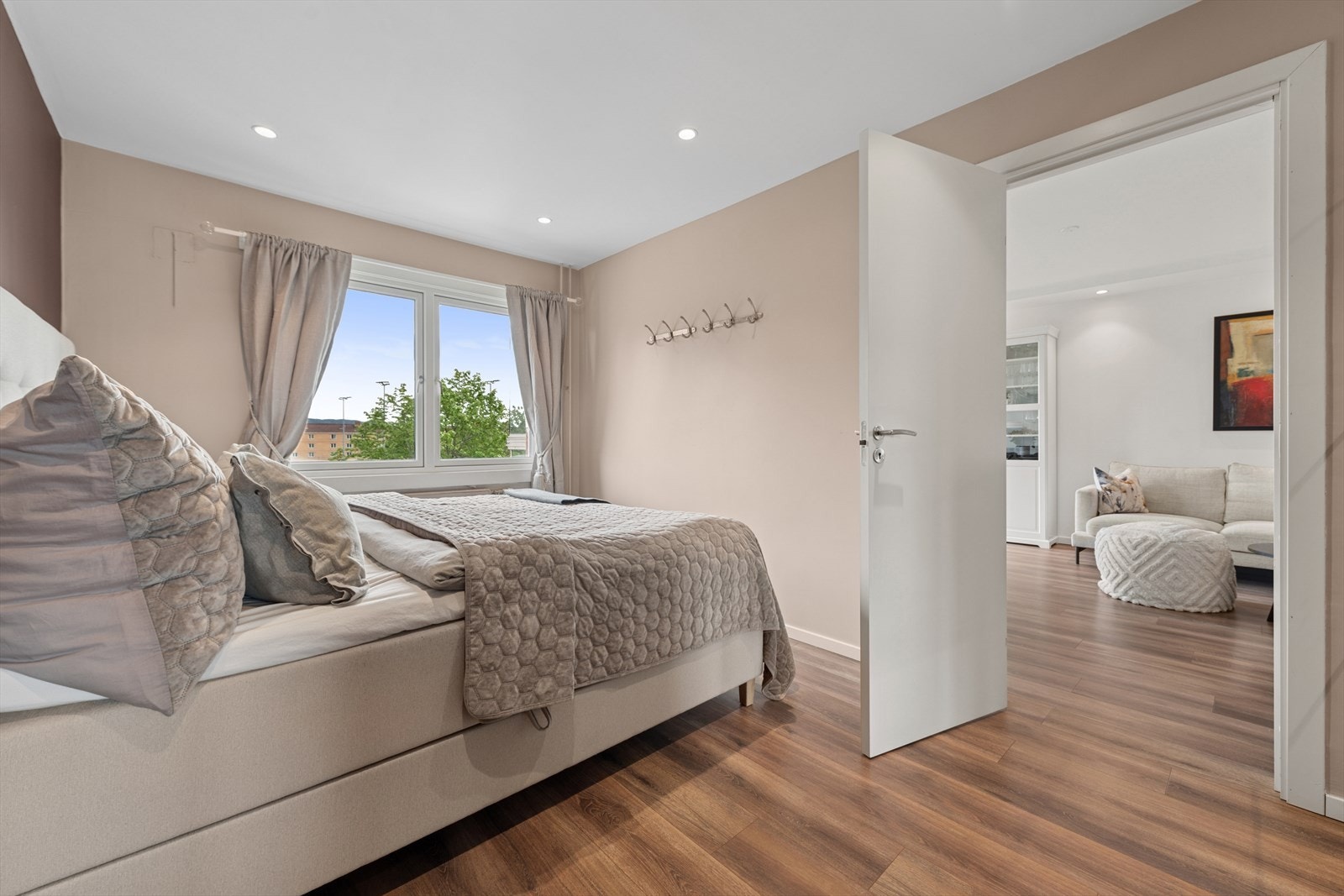 Listefri overgang til stuen gir et minimalistisk og rent uttrykk. Galleribilde