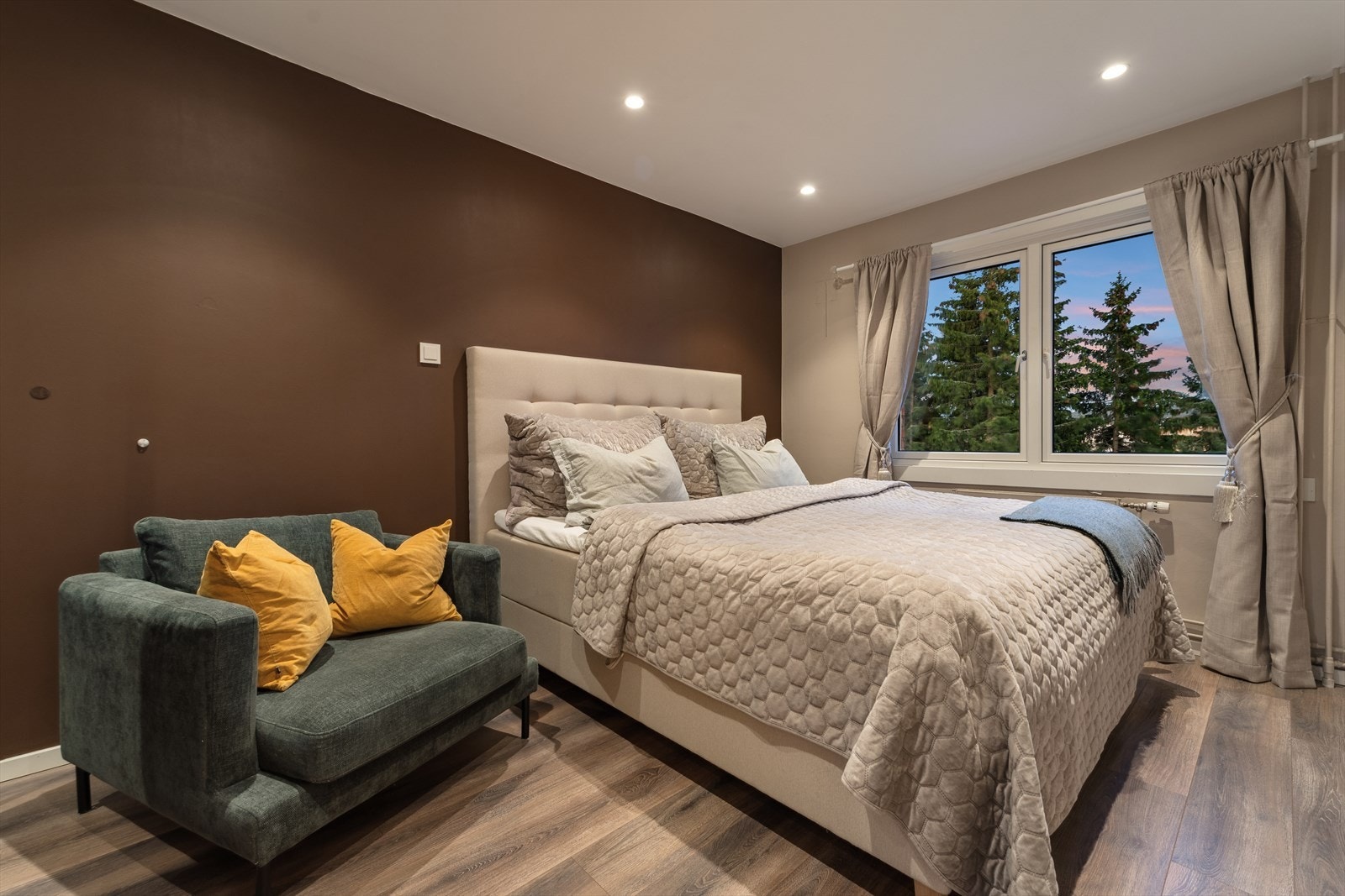 Hovedsoverommet er romslig og innbydende med downlights i himlingen. Galleribilde