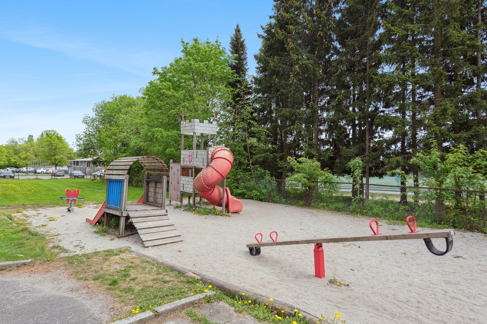 Borettslaget har i tillegg en egen aktivitetsplass, som er meget populær for de minste. Galleribilde