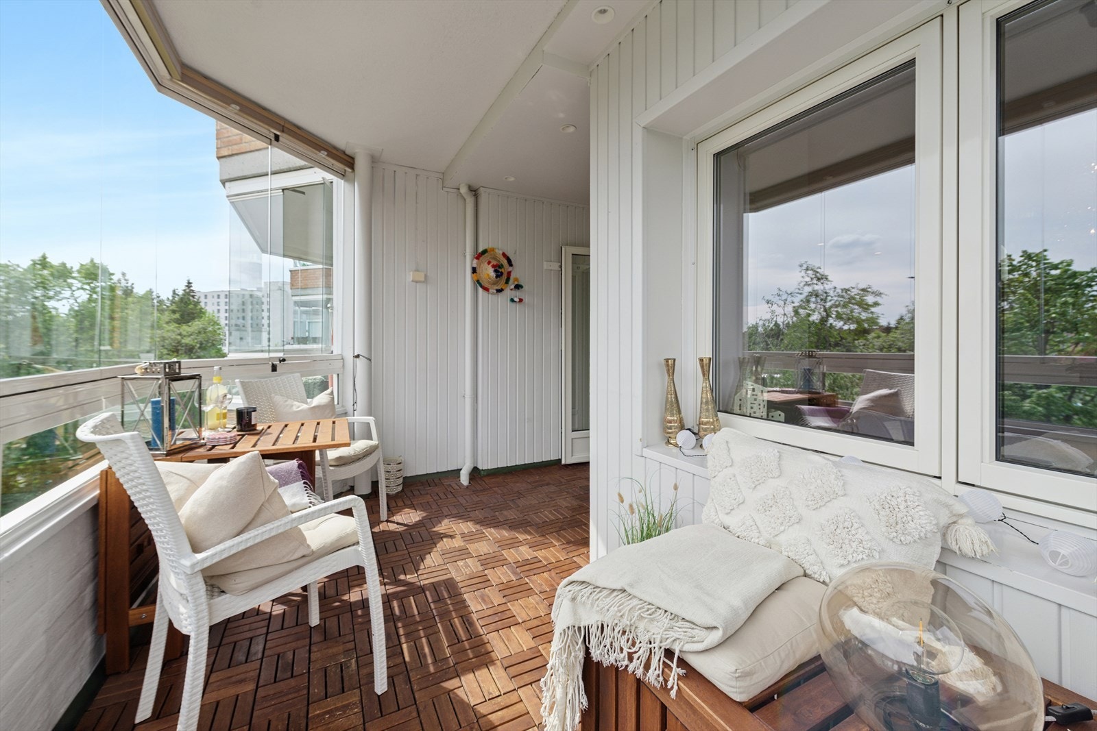 Den innglassede balkongen er på ca. 9 m² og fungerer som en naturlig forlengelse av stuen. Galleribilde