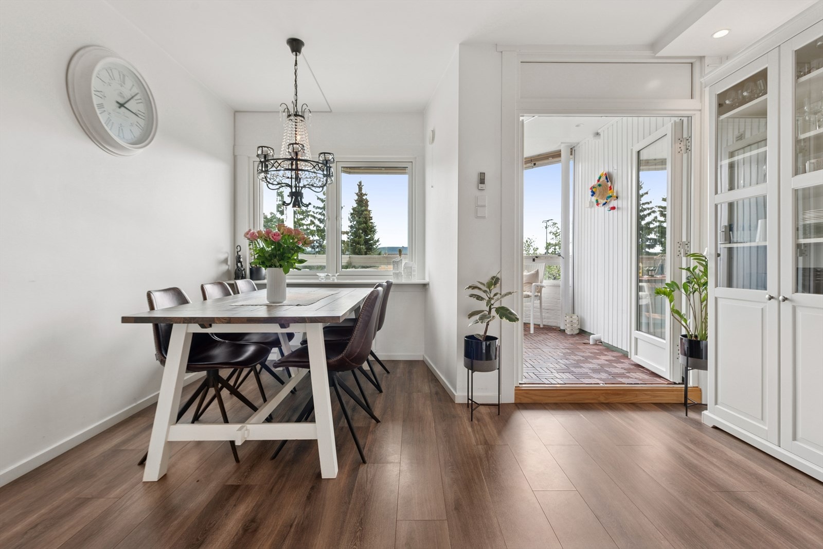 Fra stuen er det utgang til stor, innglasset balkong på 9 m². Galleribilde