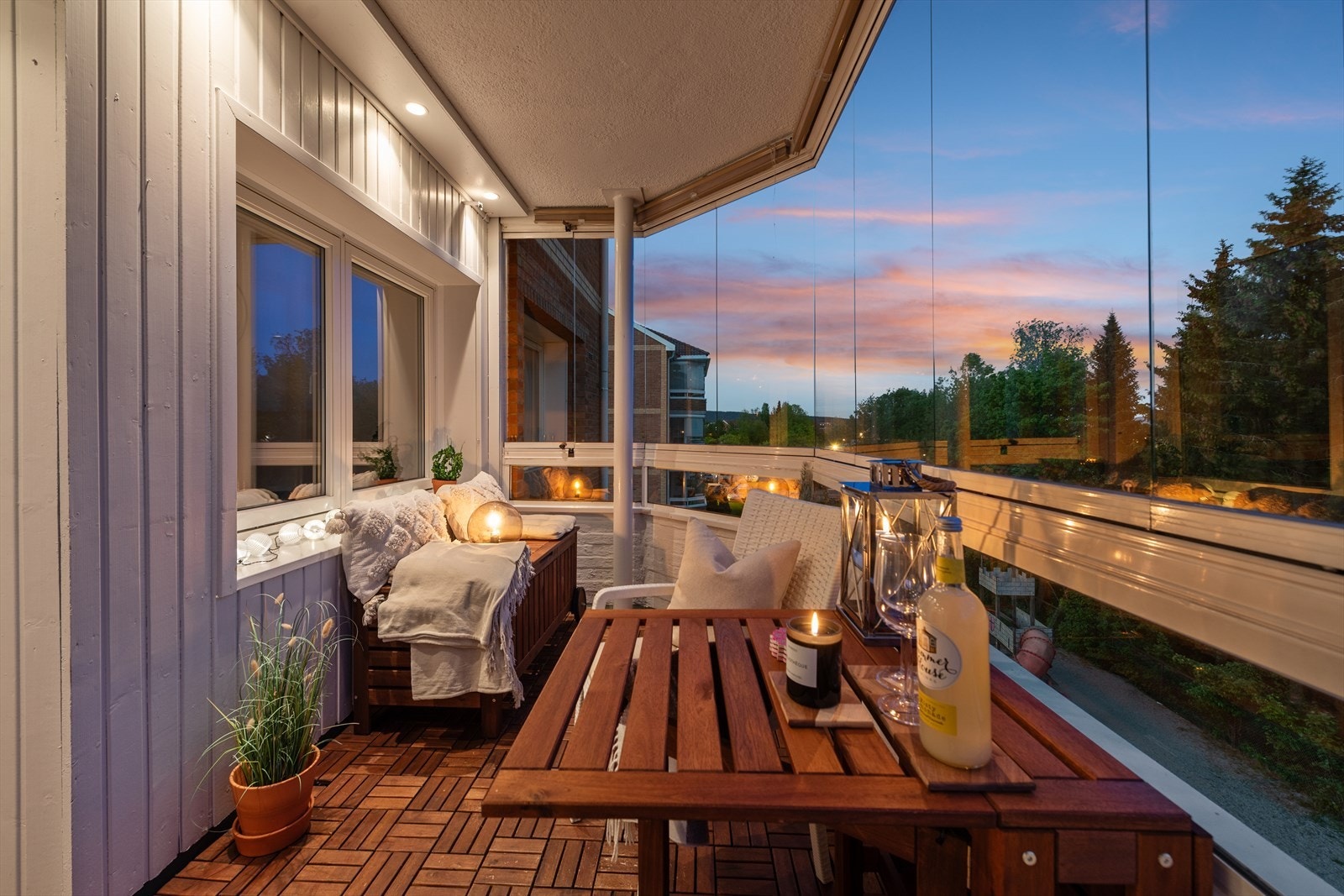 I himlingen er det montert downlights, som skaper en lun og fin stemning på kvelden. Galleribilde