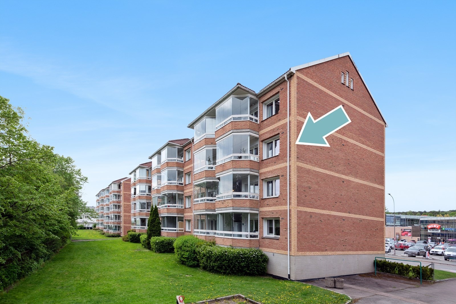 Borettslagets tomt er pent opparbeidet med beplantning, plen og områder for lek og opphold. Galleribilde