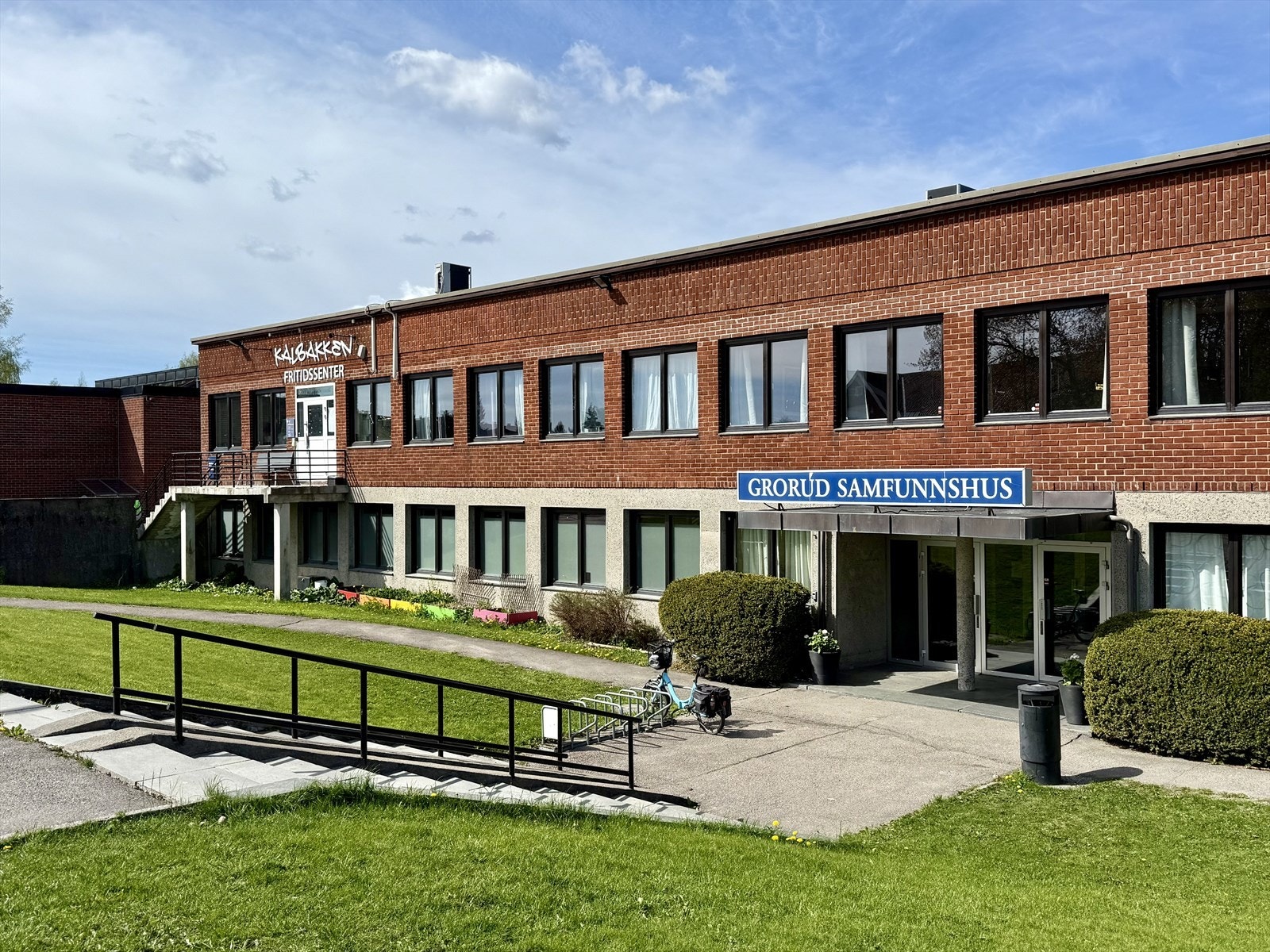 Området har fotballbaner, lekeplasser, badeplasser og treningssentre m.m. Galleribilde