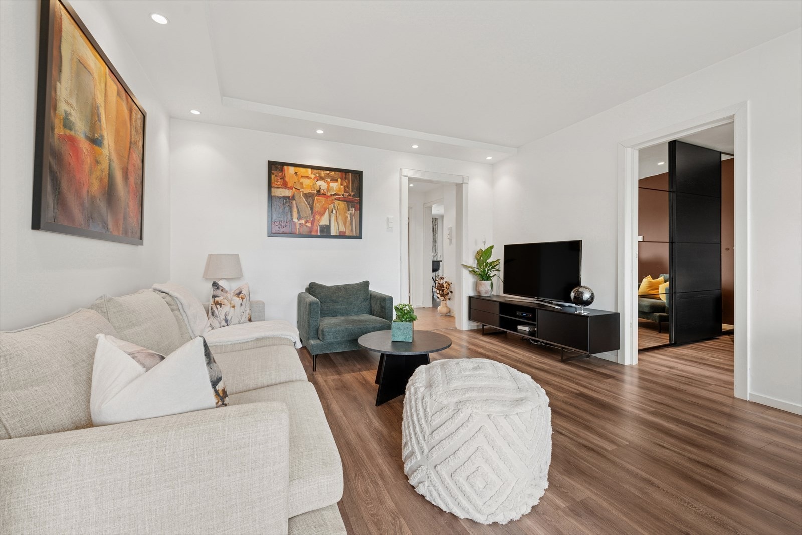 Det er utstrakt bruk av downlights for god belysning. Galleribilde