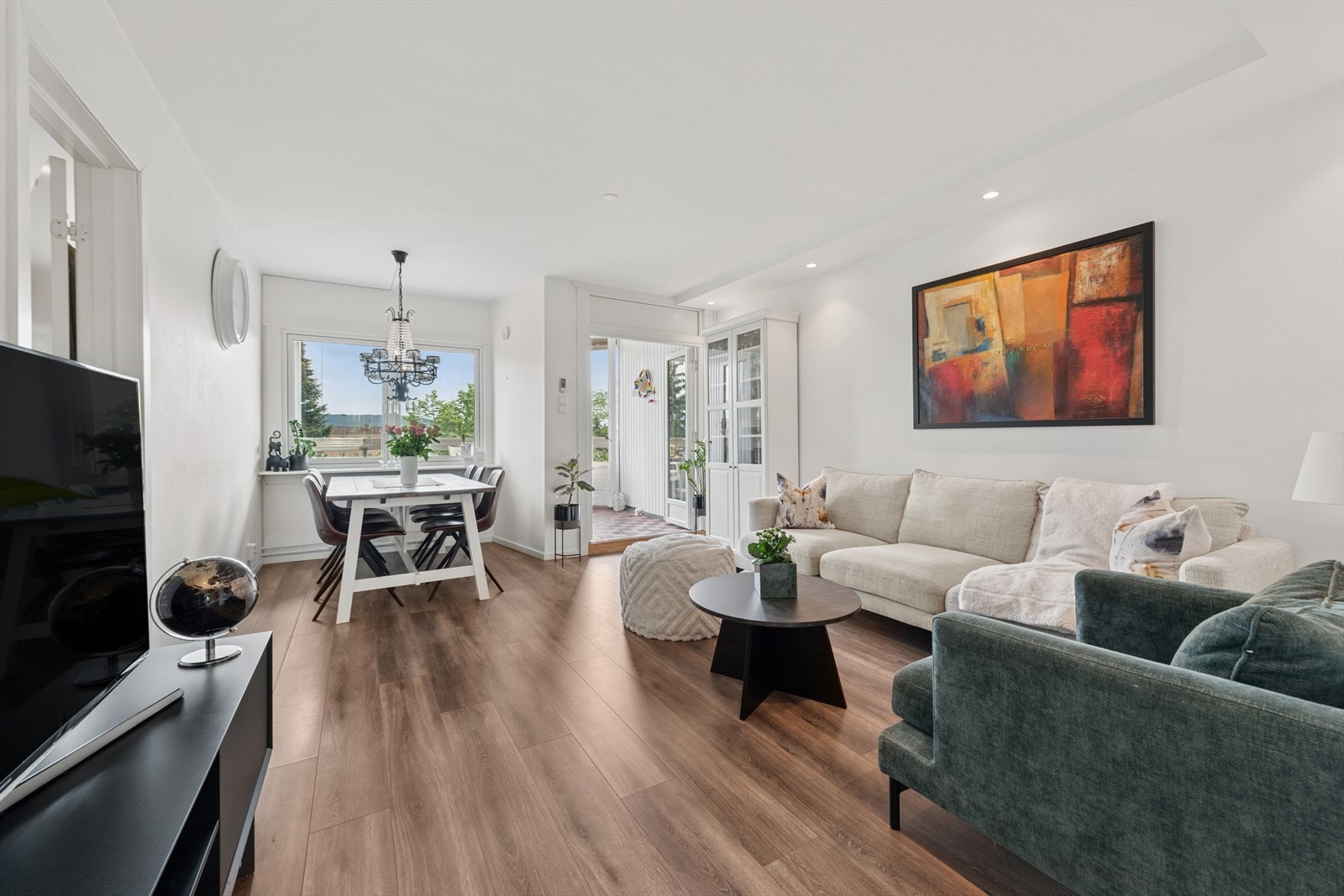 Fra stuen er det utgang til en innglasset balkong gjennom doble balkongdører fra 2016 som kan åpnes helt. Galleribilde