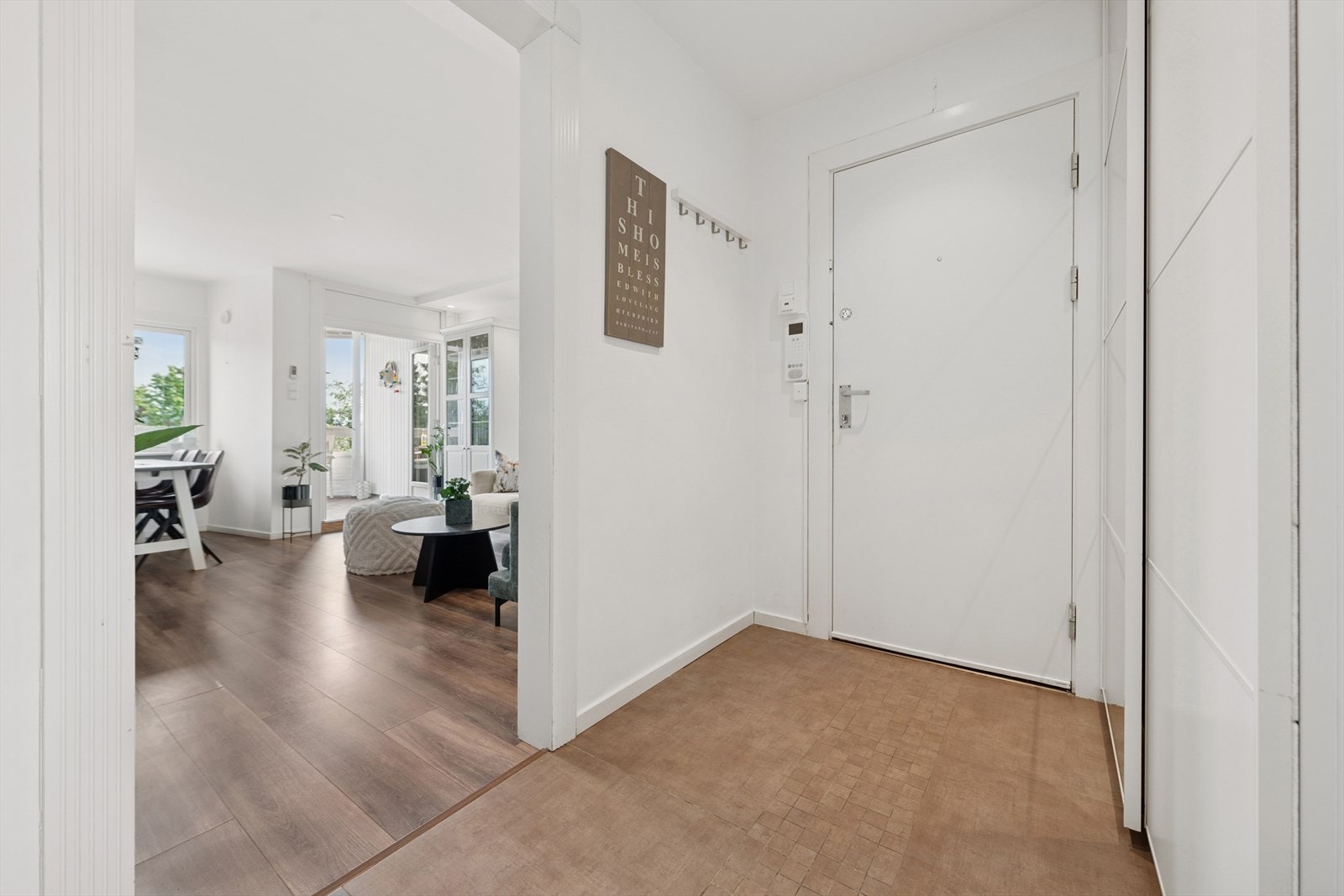 Praktisk entré med lysmalte overflater og god takhøyde. Galleribilde