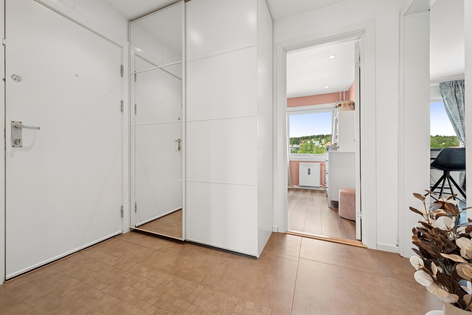 Det er god plass til å henge fra seg ytterklær og sette fra seg sko i medfølgende skyvedørsgarderobe. Galleribilde