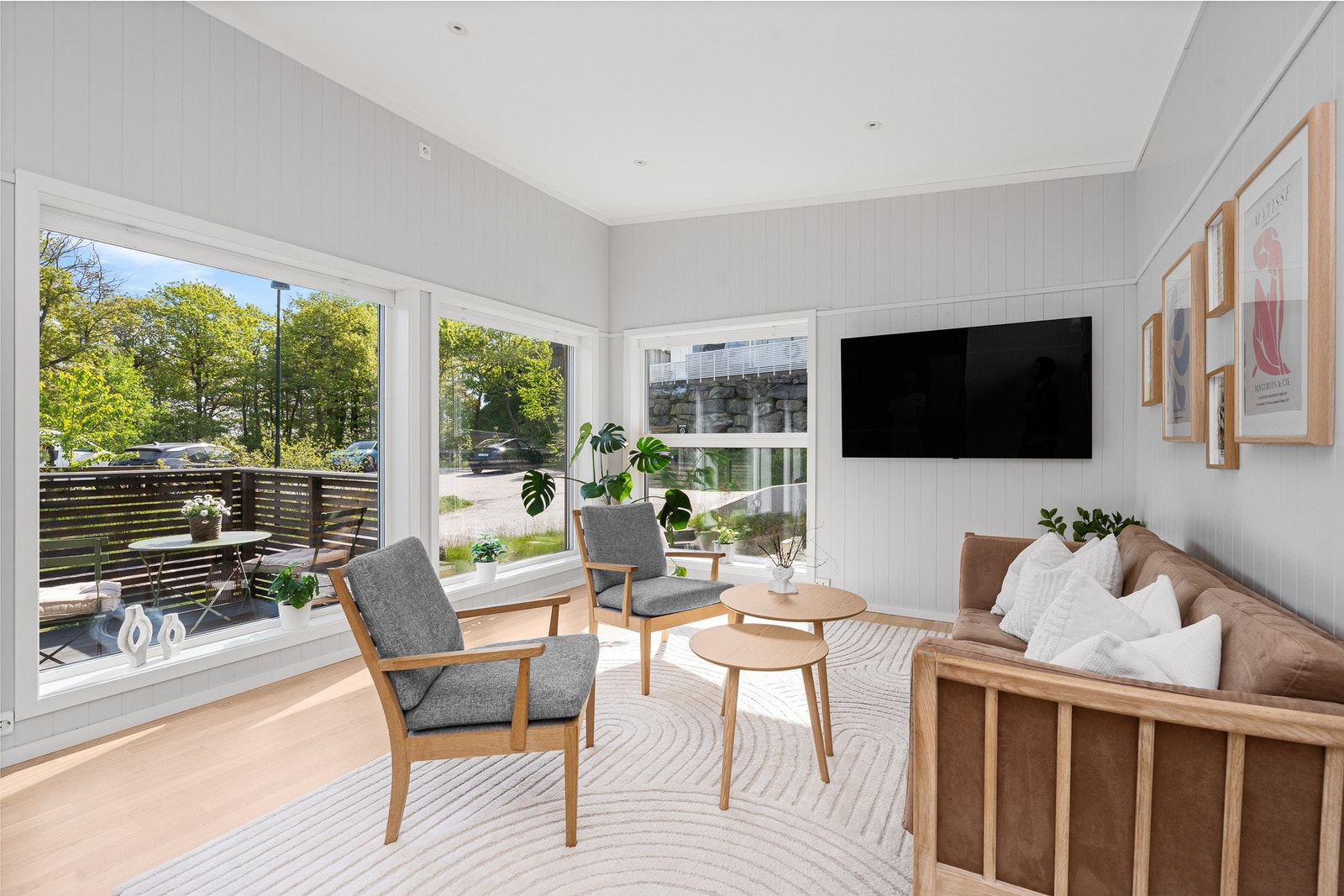 - Lys stue med generøse vindusflater som skaper rikelig med lysinnslipp - Galleribilde