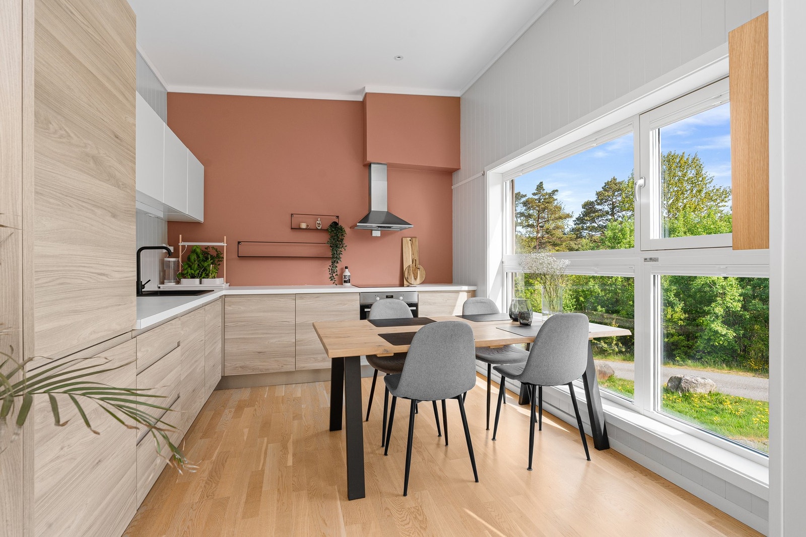 - Lekkert kjøkken med kvalitetsinnredning fra Strai | God utnyttelse med bra benk/skapplass - Galleribilde