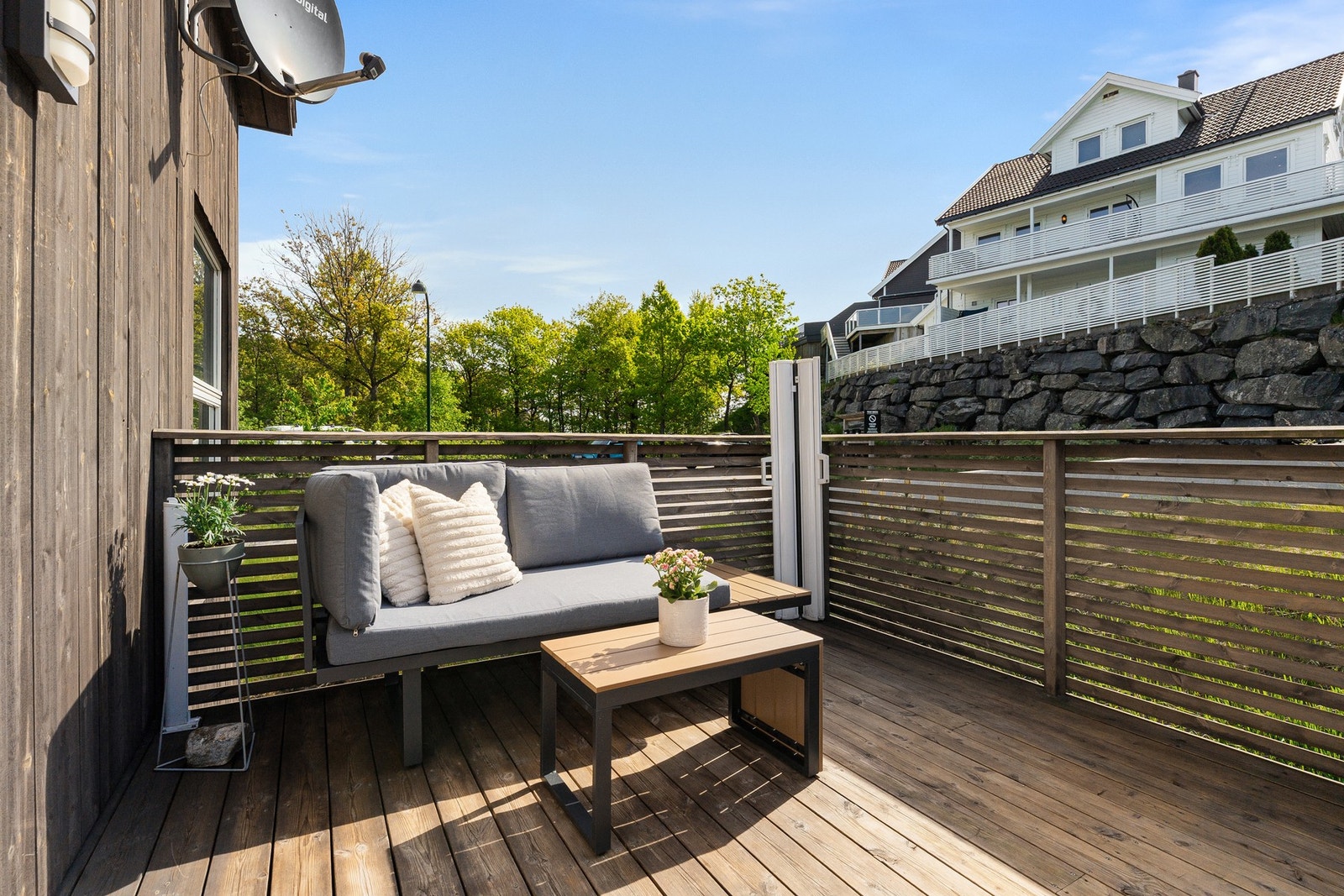 - To uteplasser/veranda med fine solforhold - Galleribilde