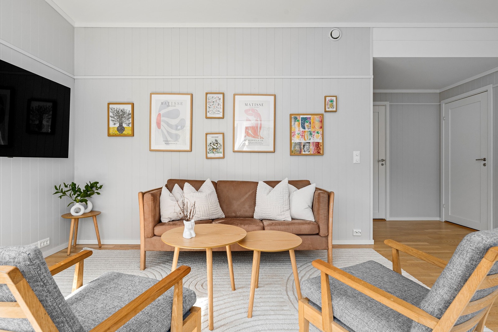 - God plass til sofagruppe og tilhørende møbler | God takhøyde og downlights belysning i tak - Galleribilde