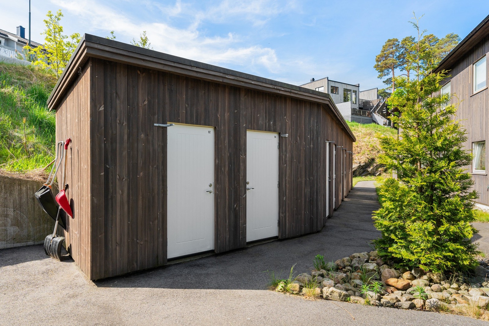 - Praktisk utvendig bod på 5kvm med mulighet for lagring/oppbevaring - Galleribilde