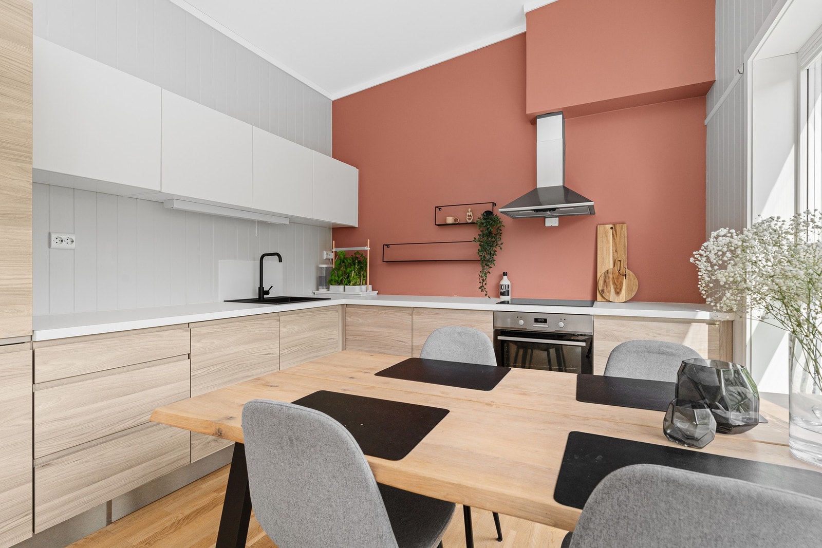 - Plass til spisebord | Nærme kjøkken, som også gjør det enkelt for servering - Galleribilde