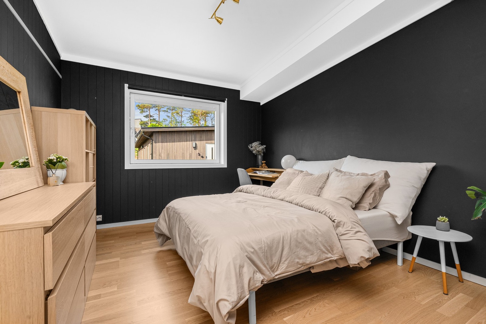 - Leiligheten har to gode soverom, hvorav hovedsoverommet av romslig størrelse | Rommet er malt i behagelig fargevalg, som passer inn på et soverom - Galleribilde