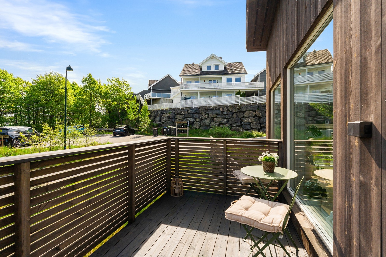 - Fra stuen er det også utgang til terrasse/veranda | Fine solforhold og vender mot skogen - Galleribilde